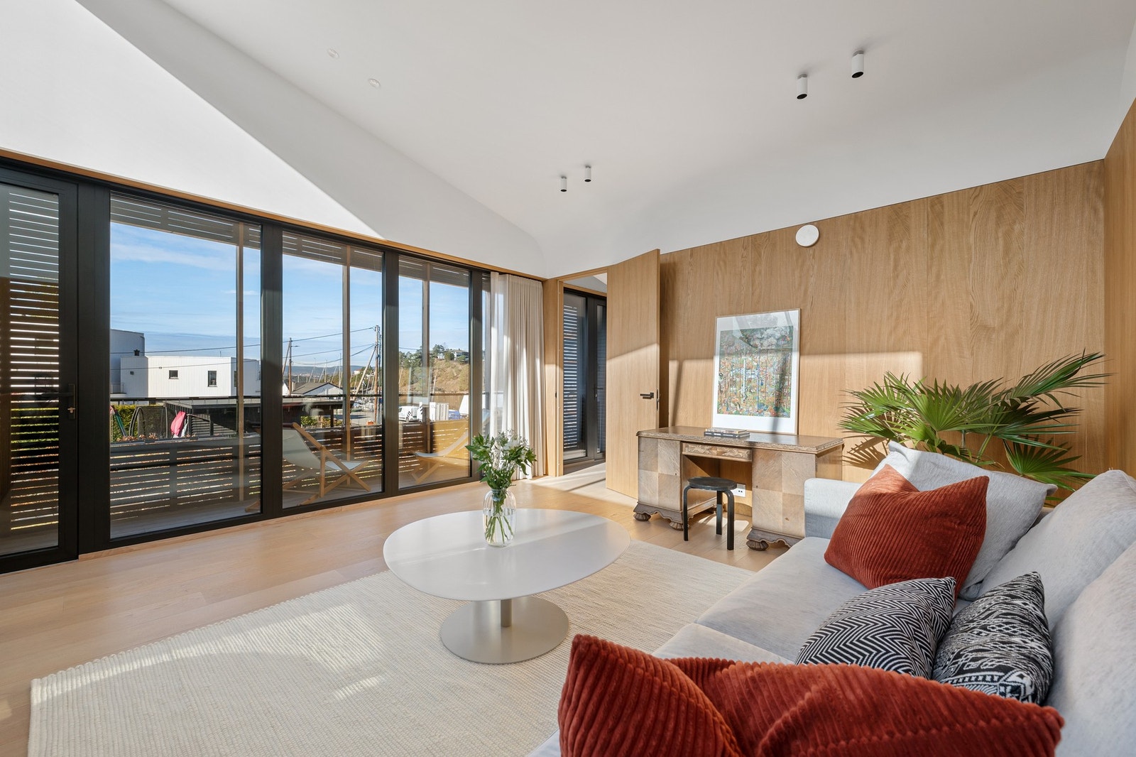 Fra stuen i 2.etasje er det utgang til balkong med flott utsikt mot Hundsundet Galleribilde