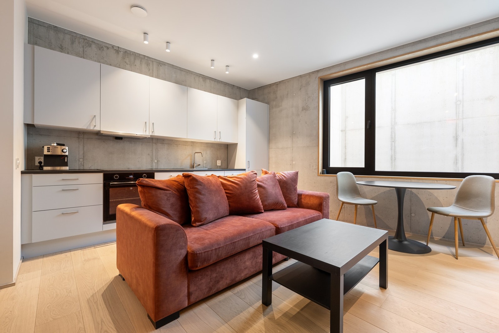 Separat innredet del med kjøkken, bad, disponibeltrom og egen inngang. Underetasjen er ikke godkjent for varig opphold Galleribilde