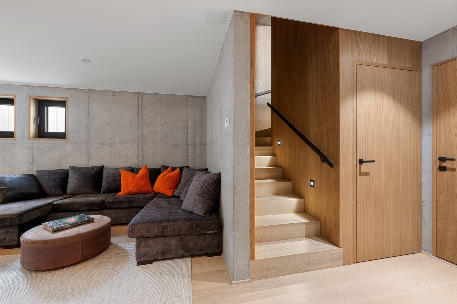 Kjelleretasjen inneholder Kjellerstue, gang, bad/vaskerom og teknisk rom. Separat innredet del: Disponible rom og bad Galleribilde