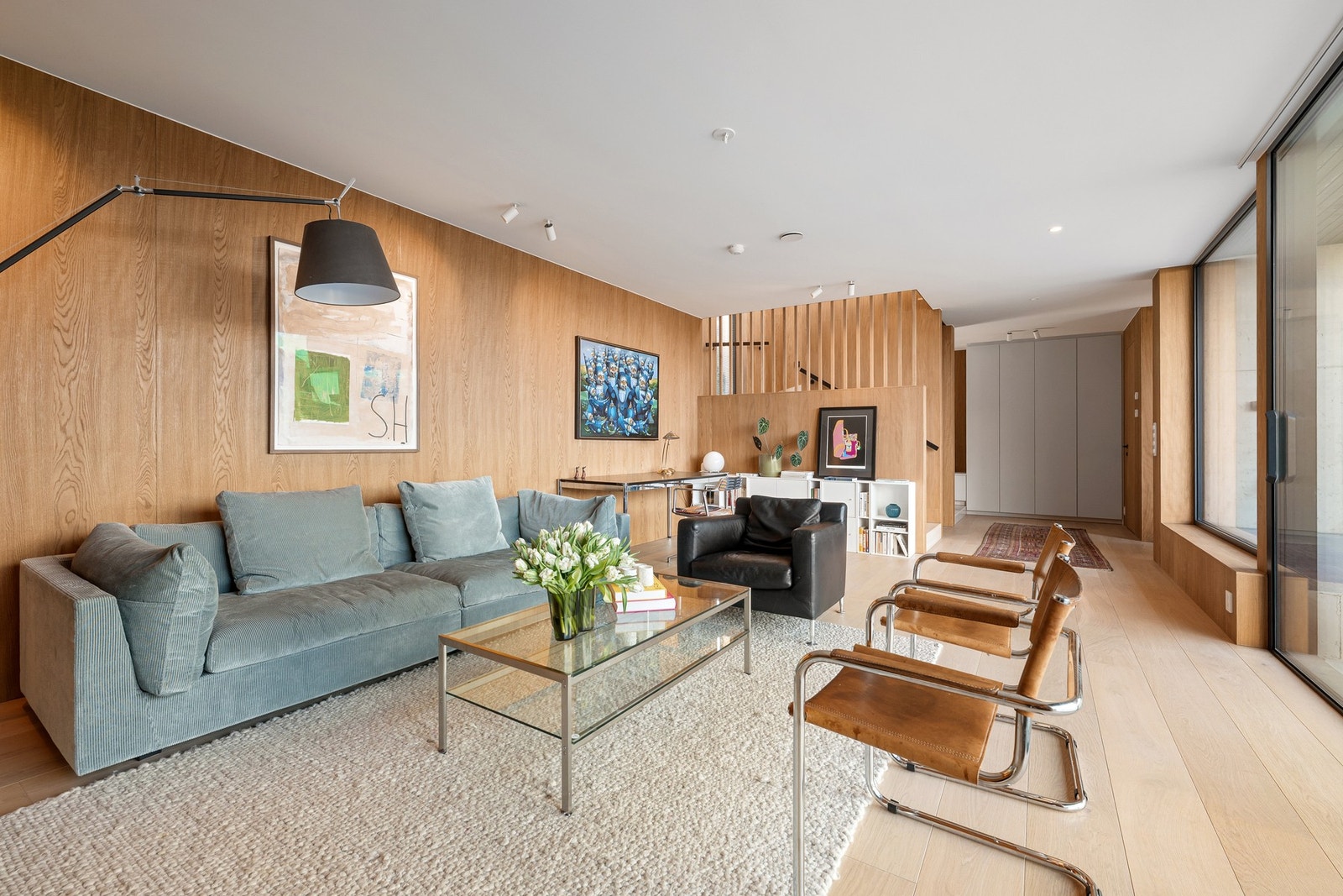 Innbydende stue i 1.etasje med lekre material- og fargevalg Galleribilde