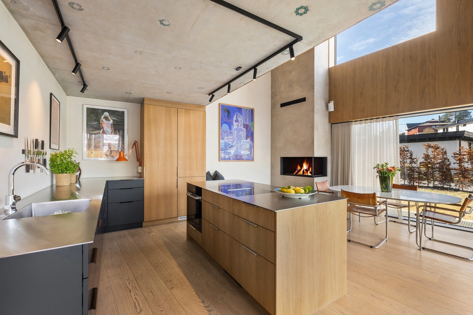 Stor moderne innredning med glatte malte og eikefinerte fronter. Galleribilde