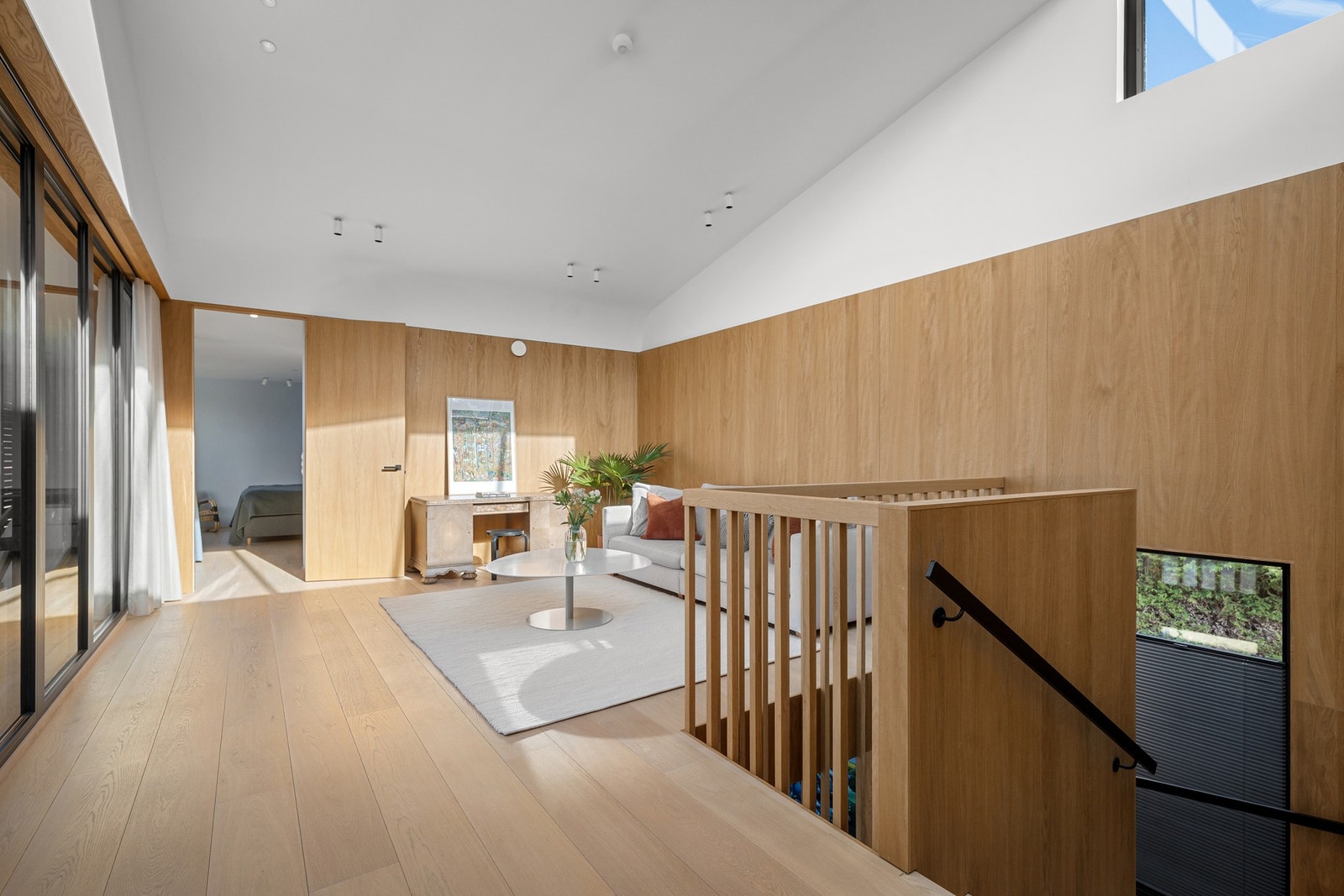 Stue i 2.etg med god plass til sofagruppe og øvrig møblement Galleribilde