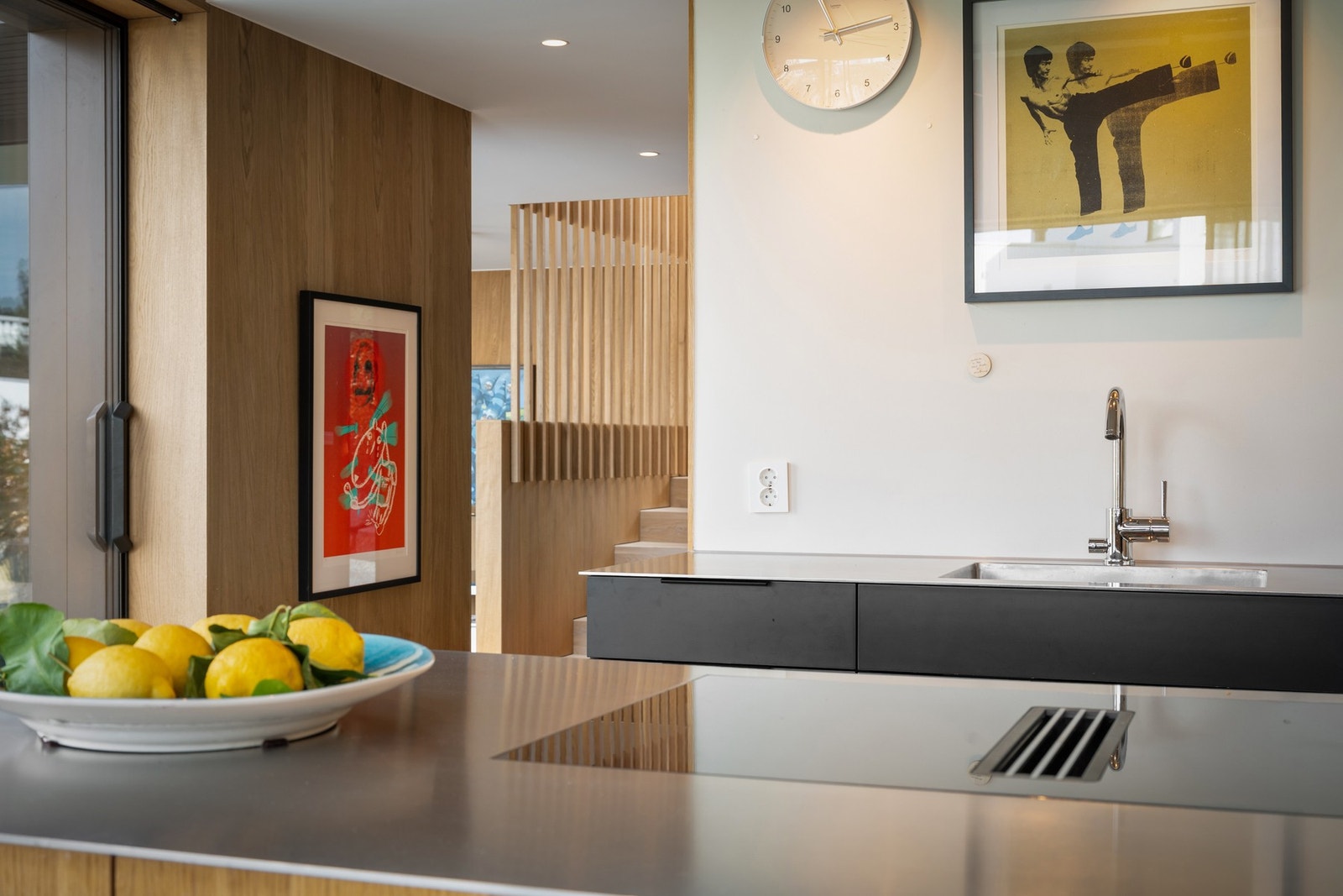 Integrerte hvitevarer fra Mièle med oppvaskmaskin, stekeovn og kjøl/fryseskap. Galleribilde