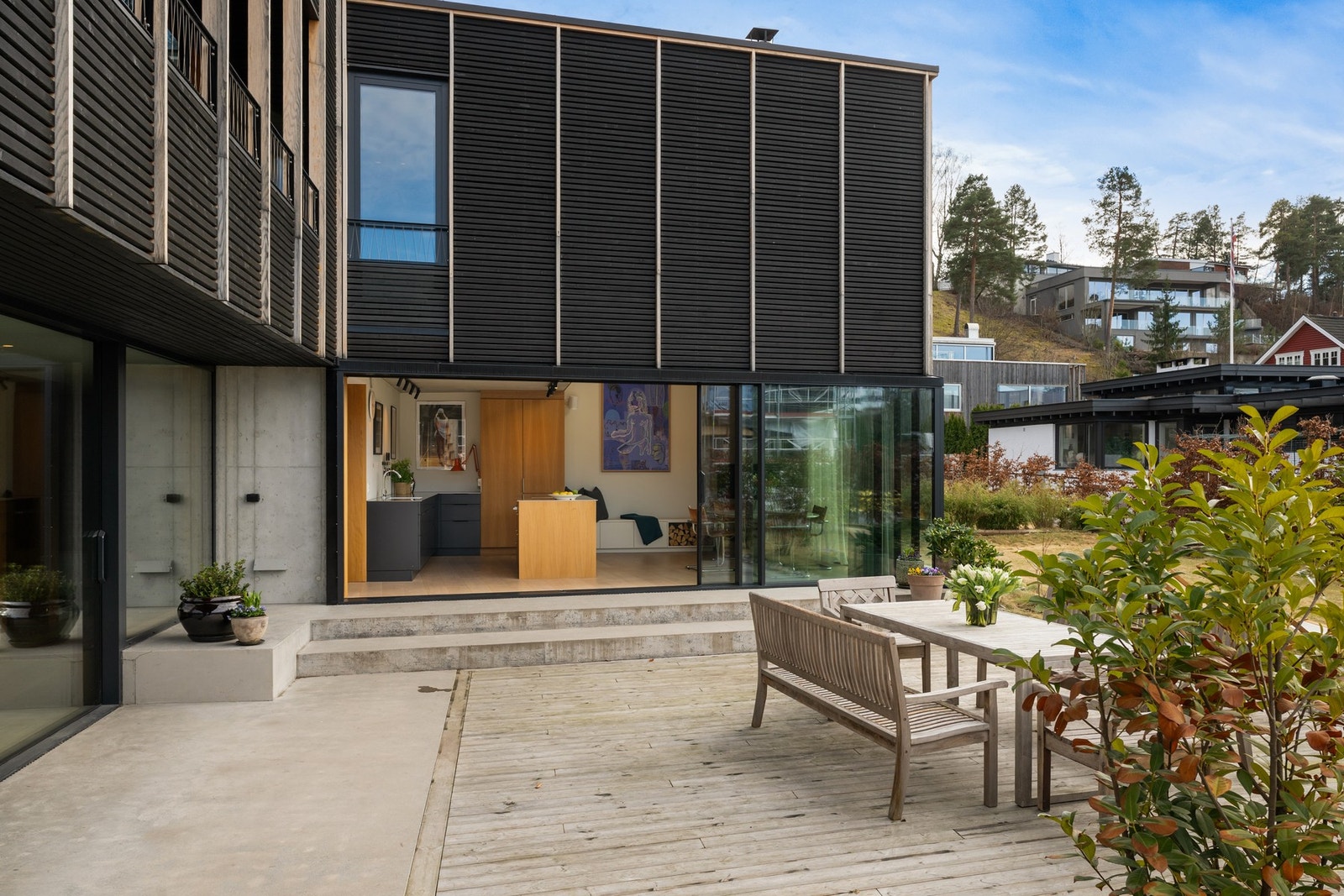 Eiendommen har solrike arealer, med privat sone i atriet og felles grøntarealer i randsonen Galleribilde