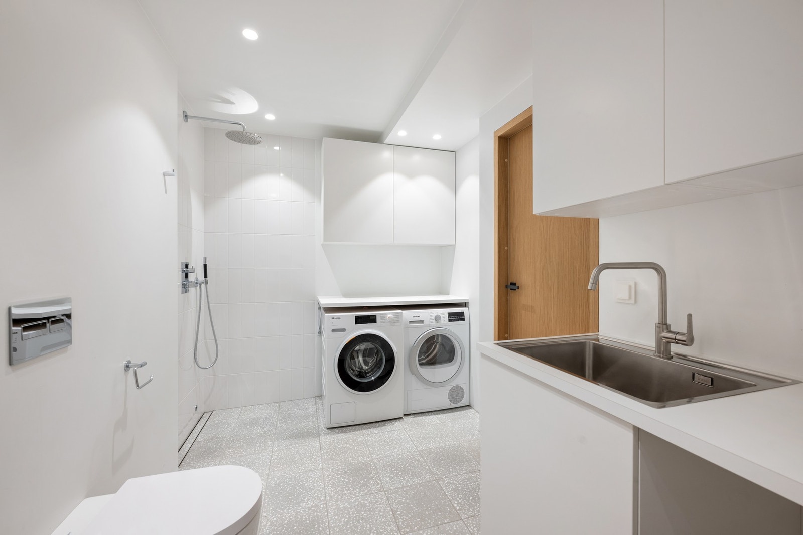 Det er moderne stor innredning med eikefinerte brede skuffer og helstøpt dobbelservantbenk, stort innfelt speil og belysning. Galleribilde