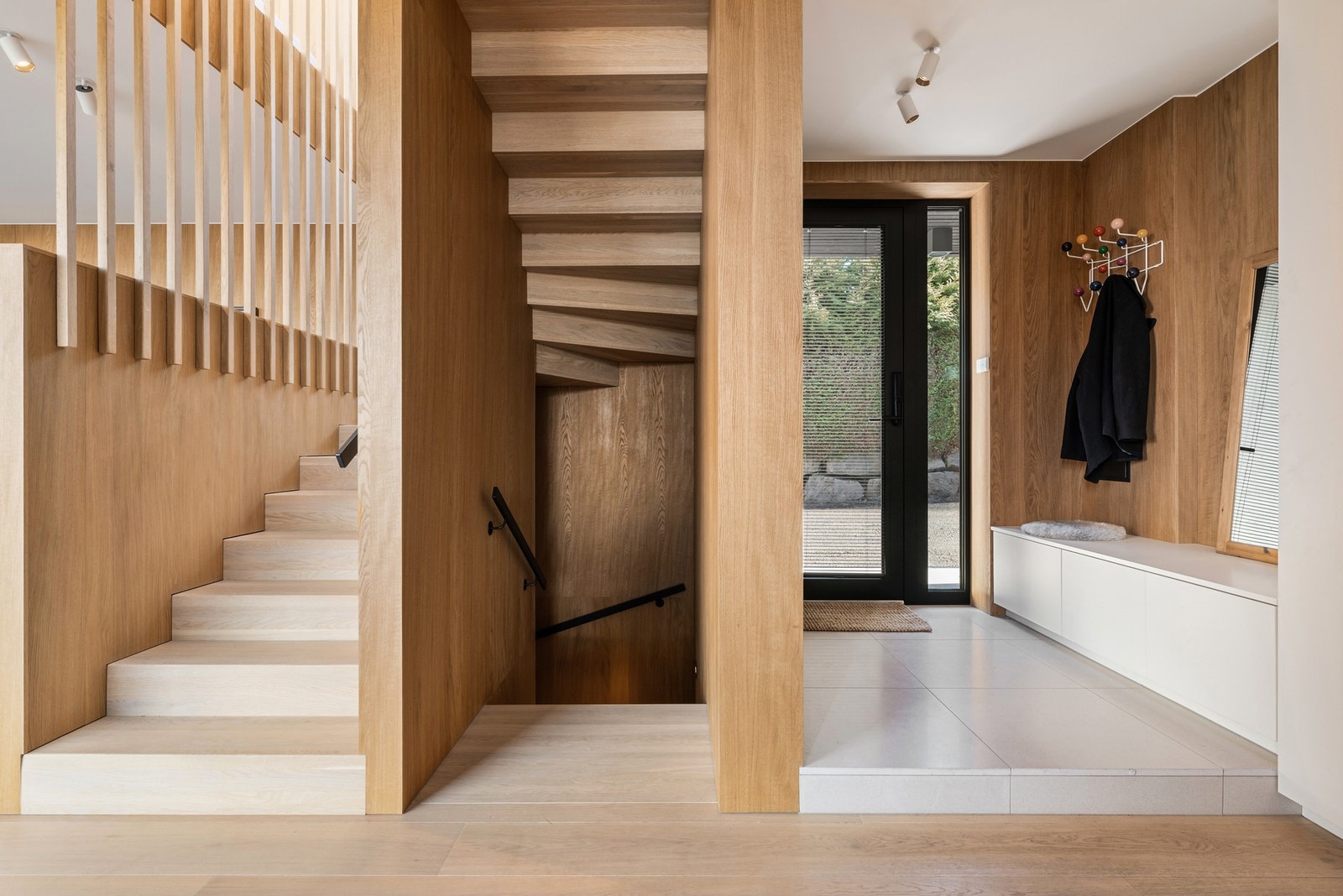 Tette trapper med eik opptrinn og inntrinn Galleribilde