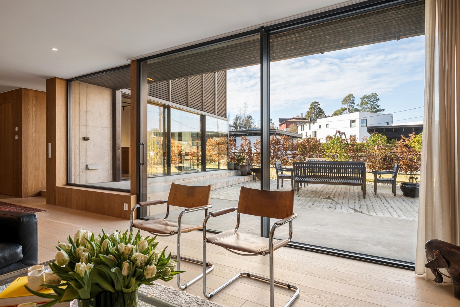 Boligen har sømløse overganger mellom ute og inne Galleribilde