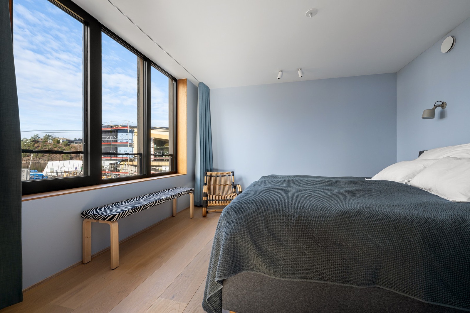 Hovedsoverom med eget walk-in closet og bad Galleribilde