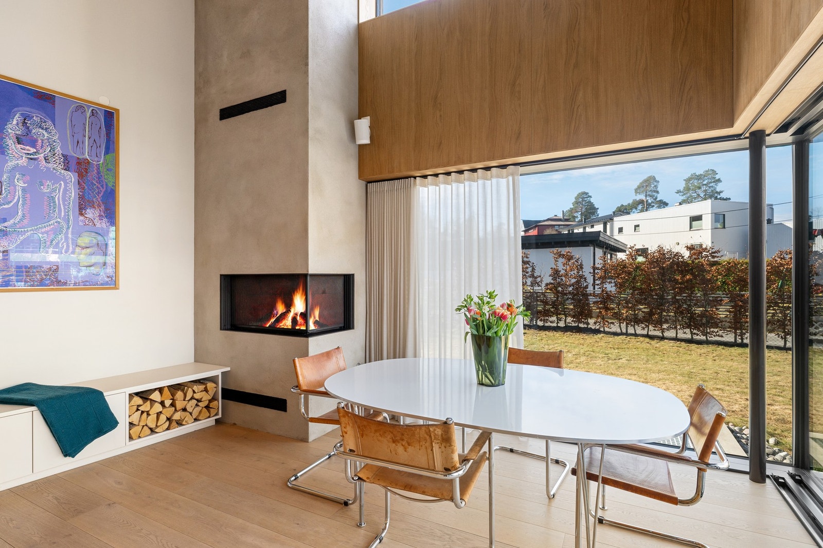 Det er montert peis med innsats på kjøkkenet Galleribilde