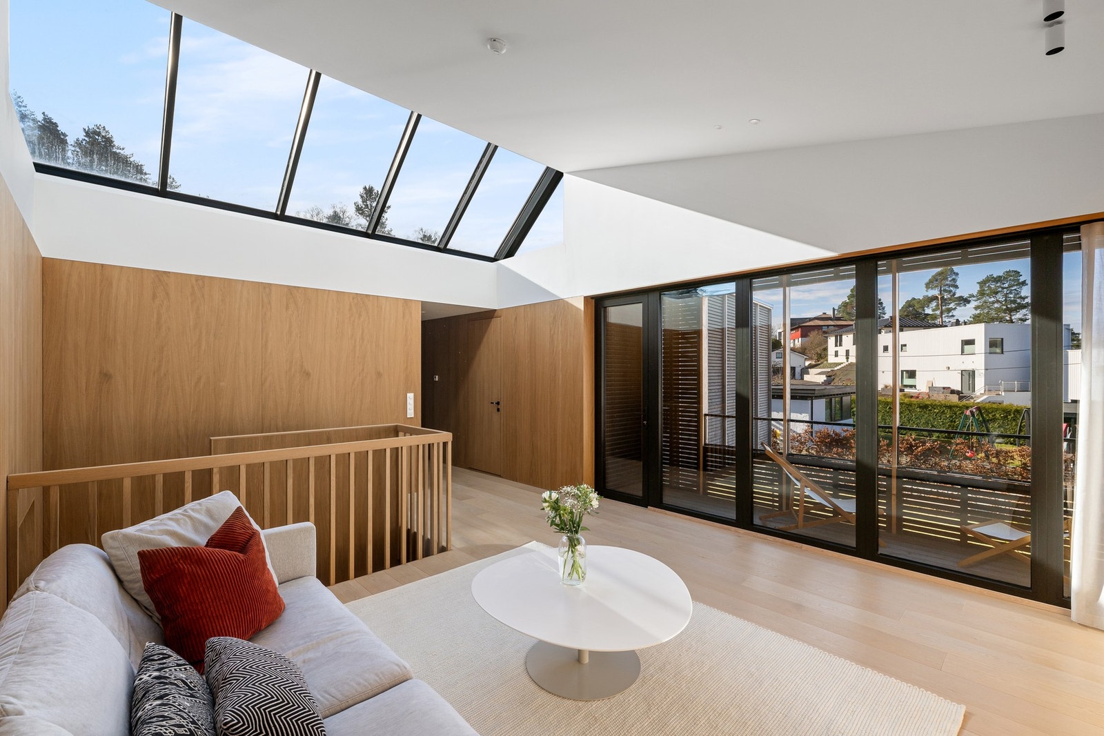 Stuen har god takhøyde og alu/glass konstruksjon takvinduer over trapperommene som gir en god romfølelse Galleribilde