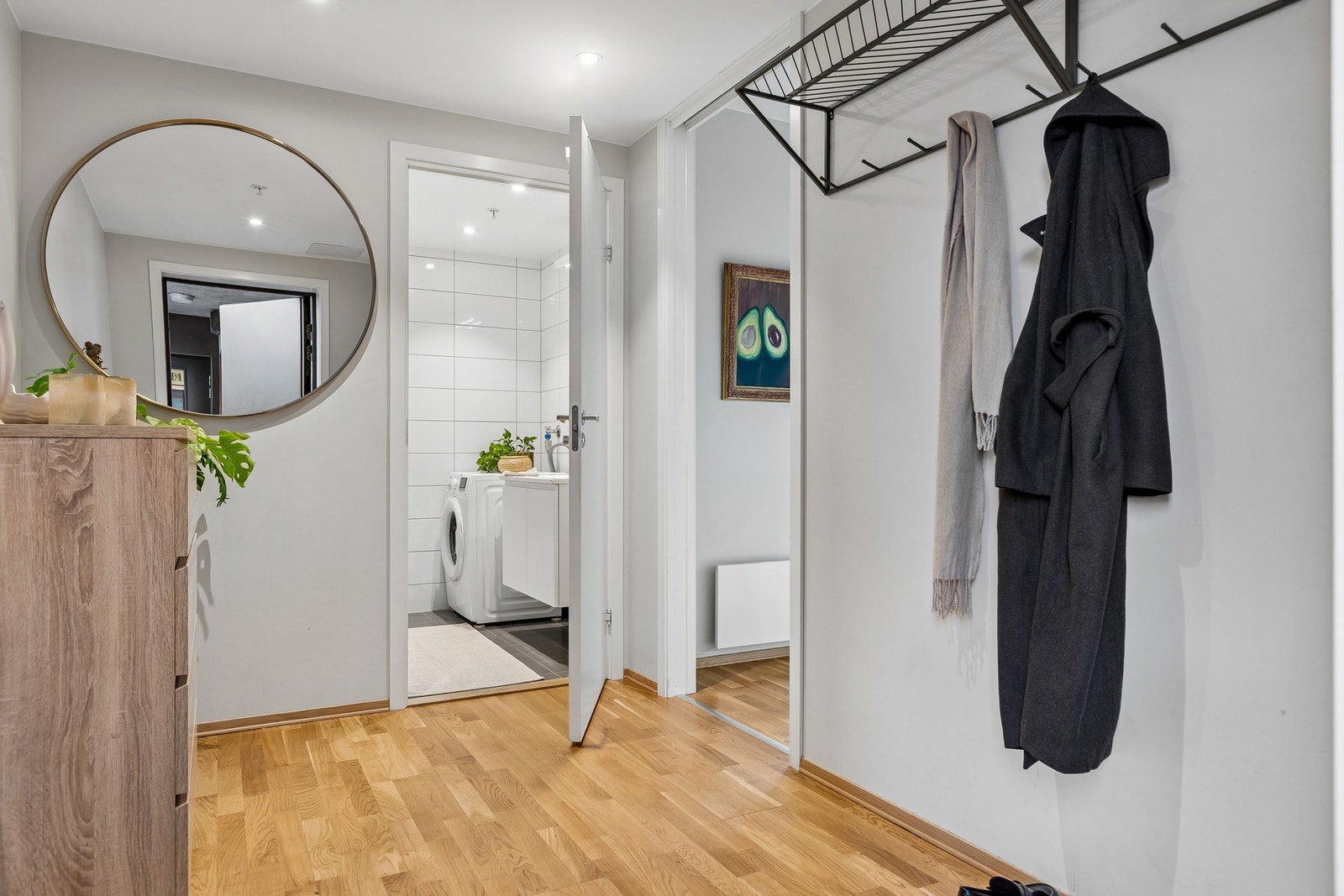 Her har man god plass til en praktisk garderobeløsning. Galleribilde