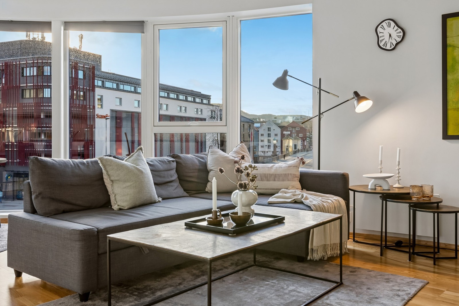 Herlig panoramautsikt ut mot populære Solsiden. Galleribilde