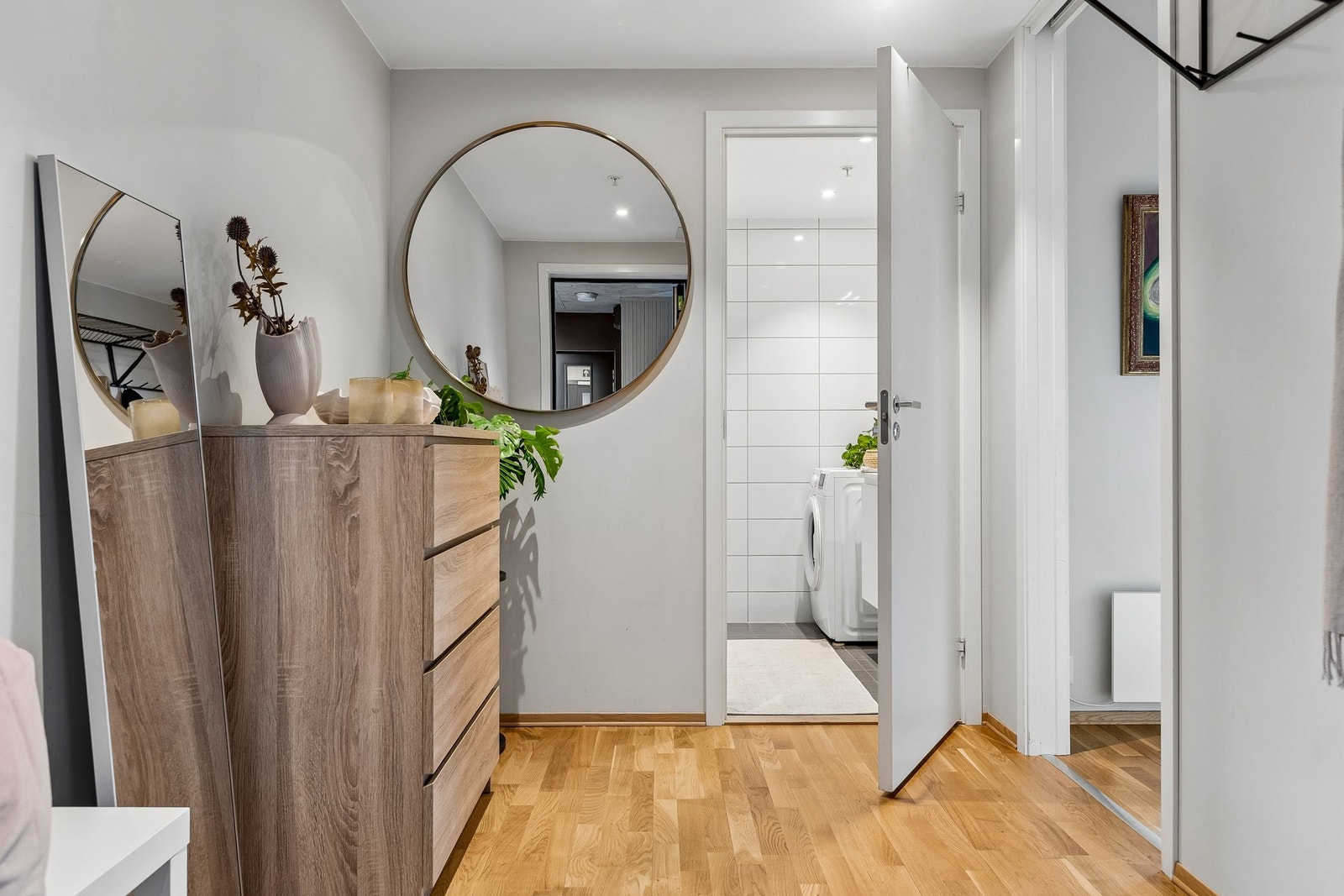 Leiligheten er lett tilgjengelig fra gateplan med heis eller hovedinngang bak, som går rett inn i 3.etasje i leiligheten. Galleribilde
