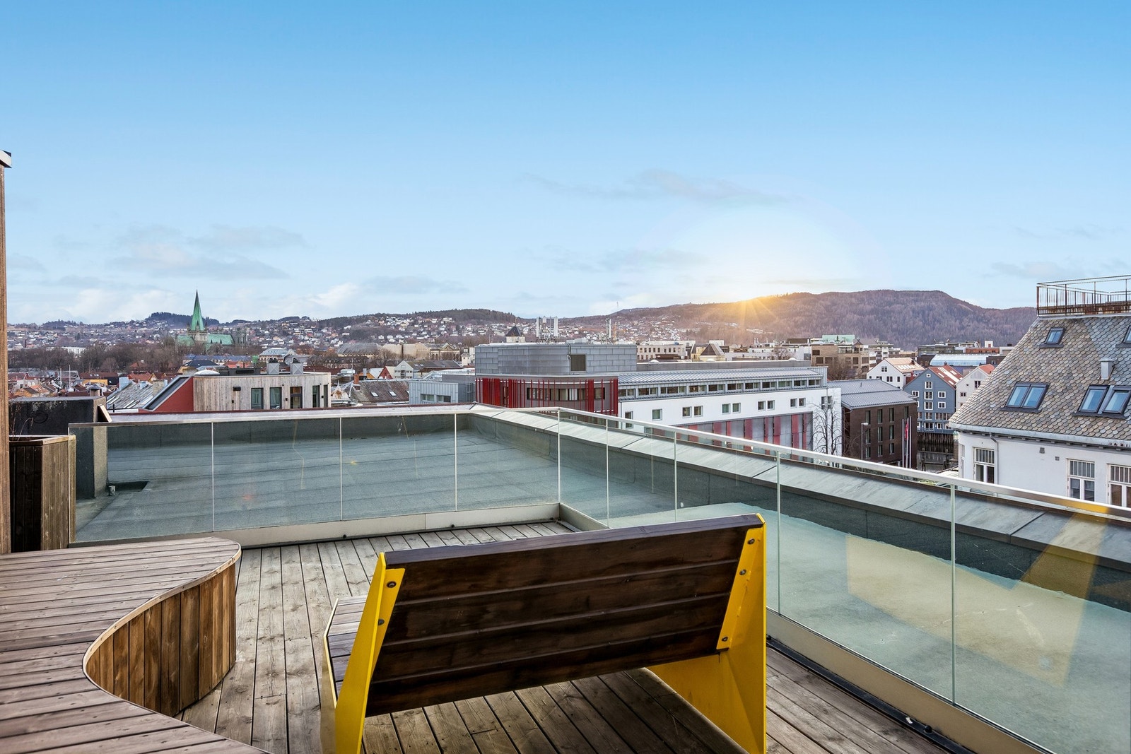 Takterrassen har gode solforhold som er ypperlig å benytte seg av i sommerhalvåret. Galleribilde