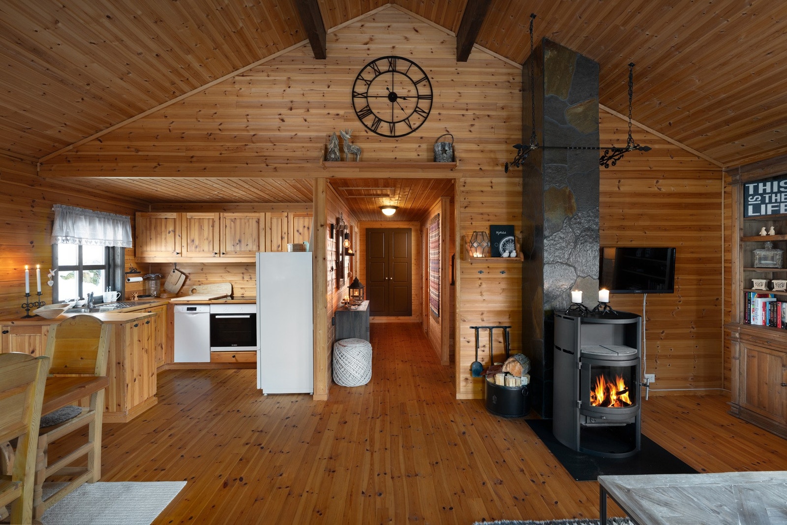 Kjøkkenet ligger litt for seg selv men i åpen løsning med stua. Galleribilde