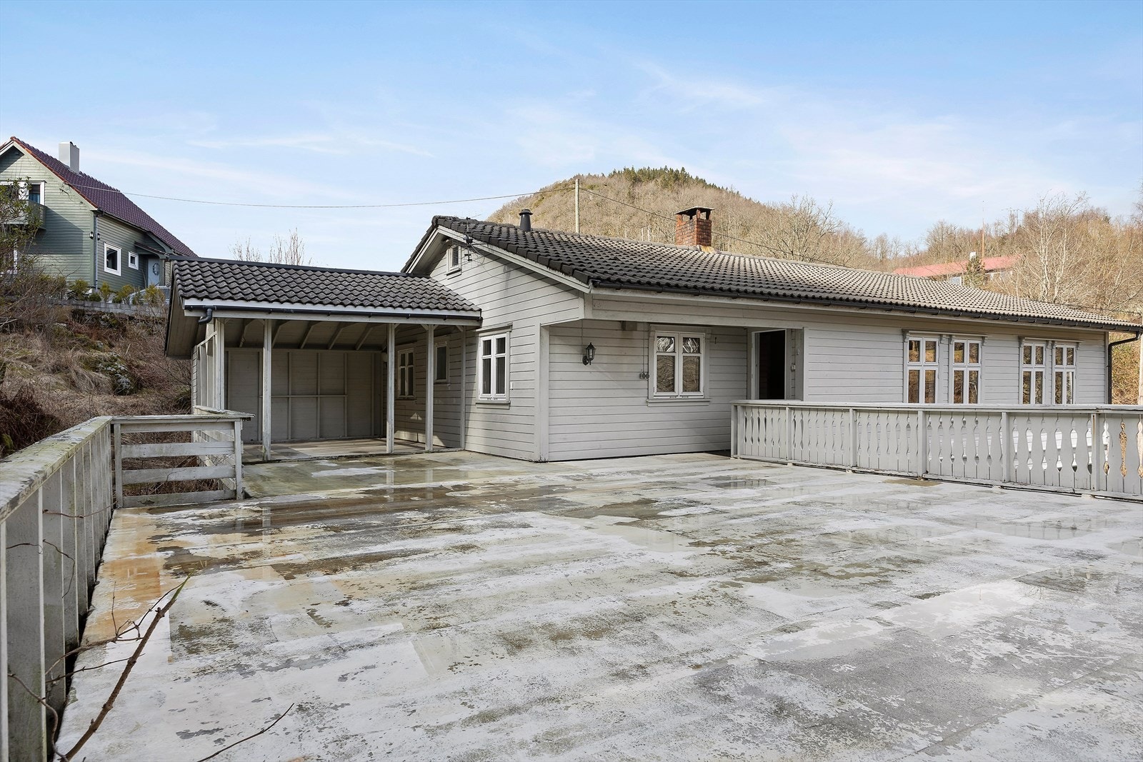 Stor terrasse med utgang fra kjøkkenet Galleribilde