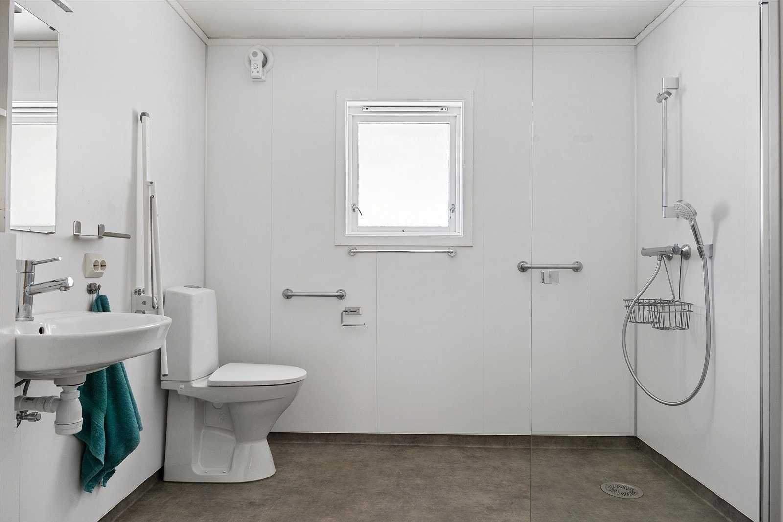 Fint baderom som er innredet med servant, veggskap, speil, toalett og dusjhjørne med glassvegg. Galleribilde