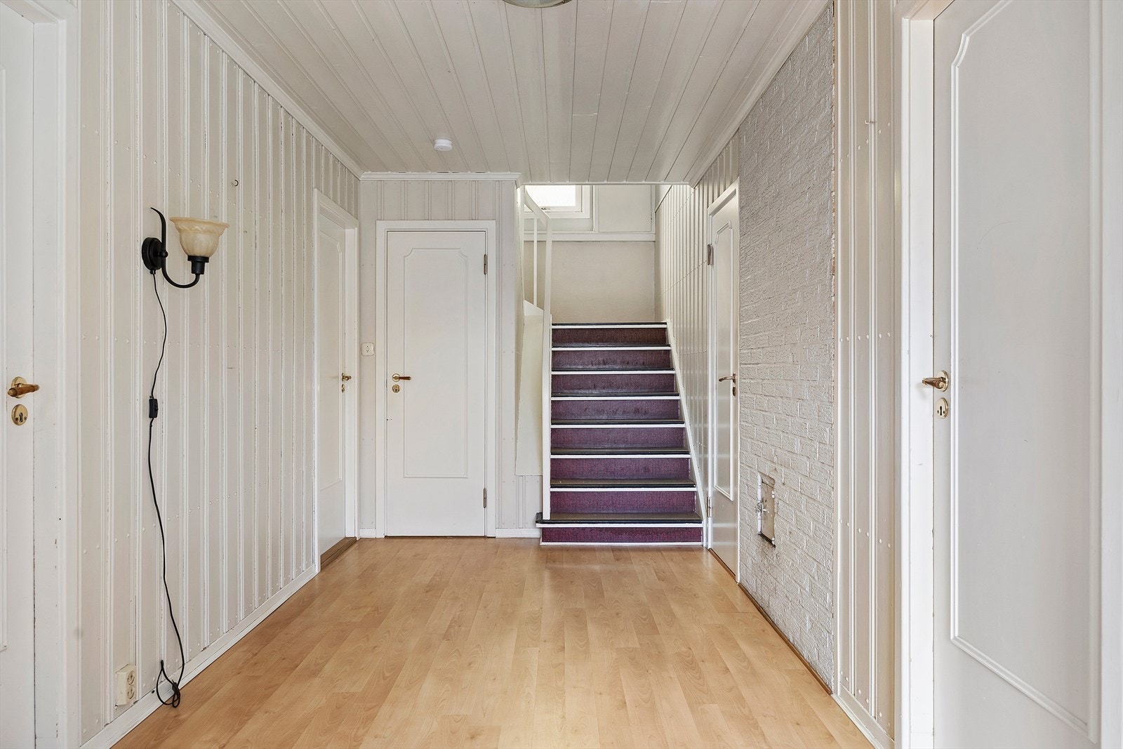 Underetasjen er innredet med gang av god størrelse, her er god plass til oppbevaring av klær og sko Galleribilde