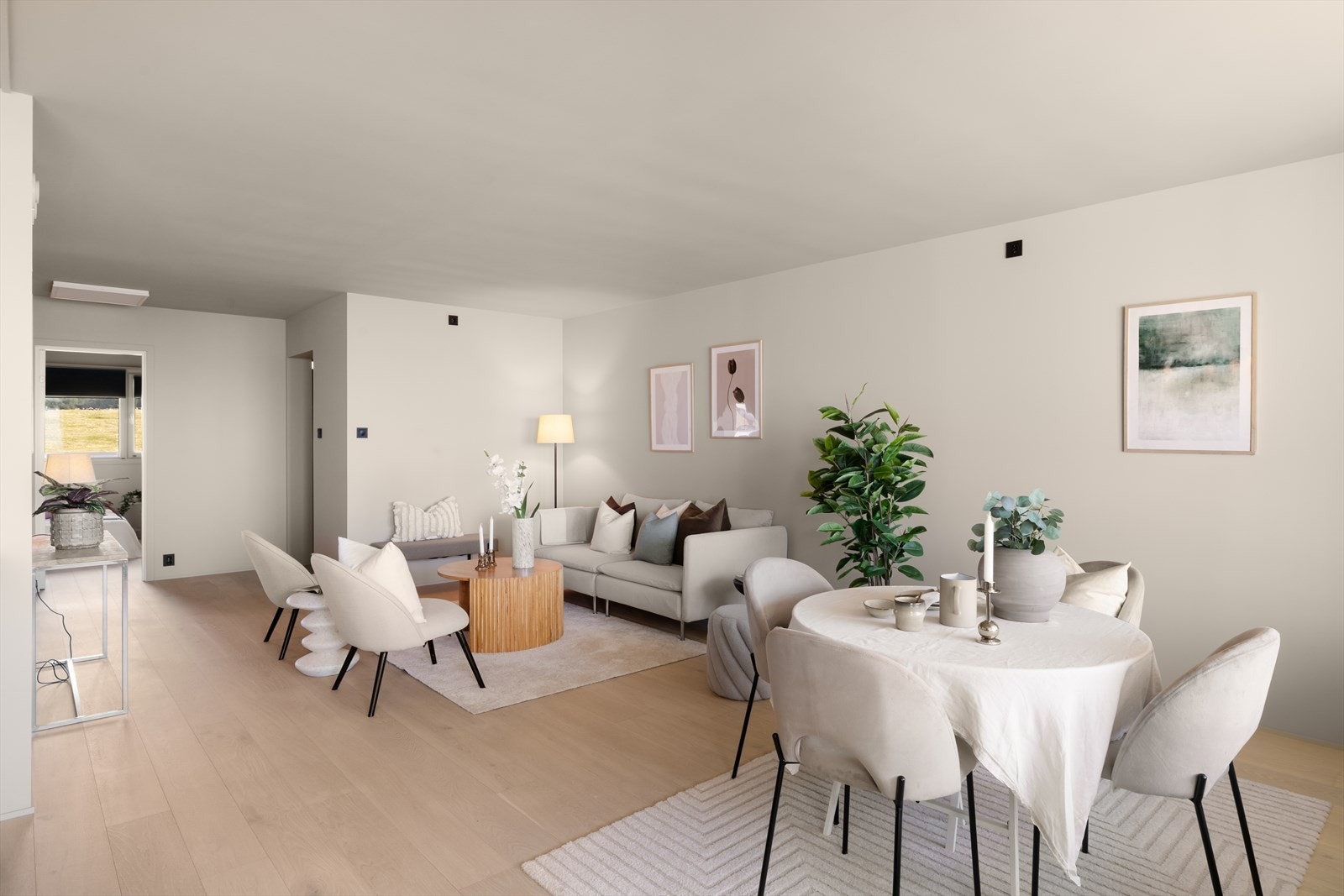 Romslig ste med plass til både spise- og sofagruppe Galleribilde