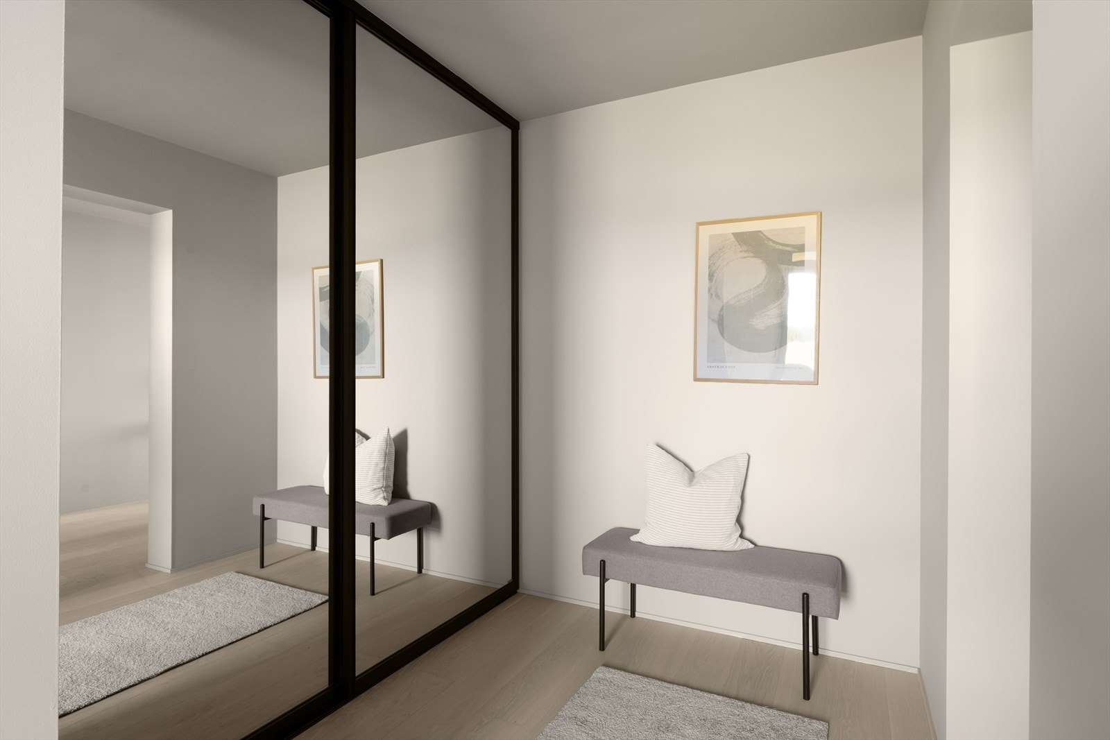 Entré med skyvedørsgarderobe Galleribilde