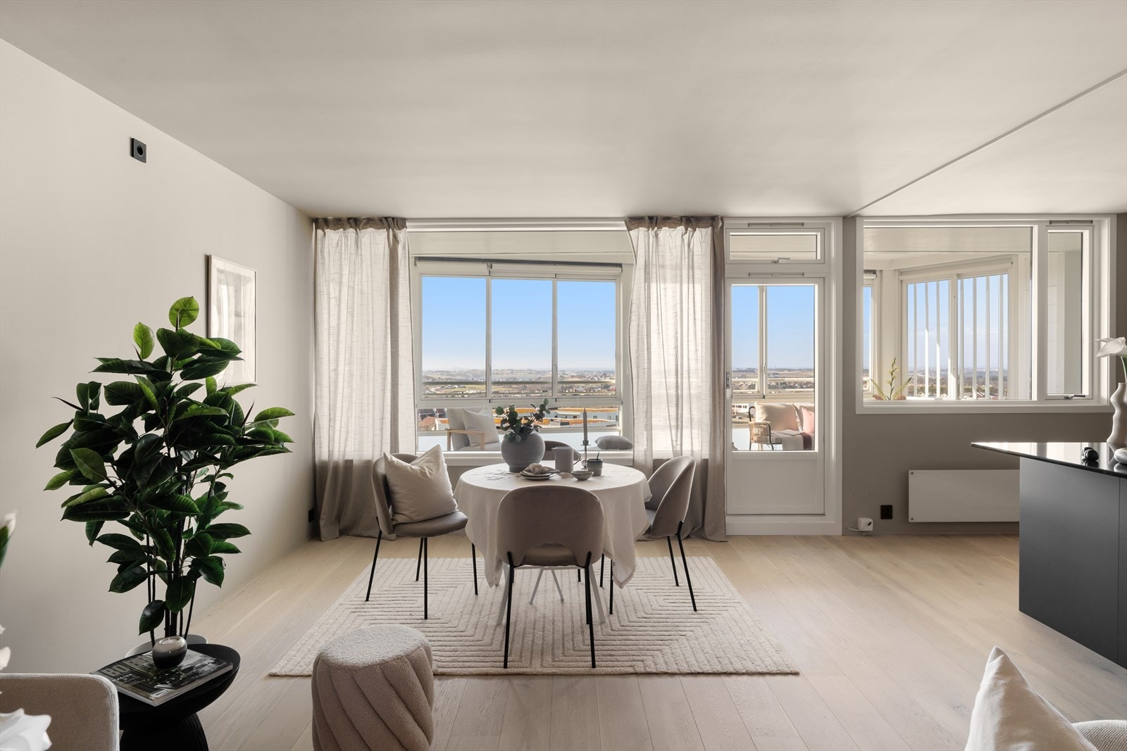 Store vinduer som gir godt med dagslys Galleribilde