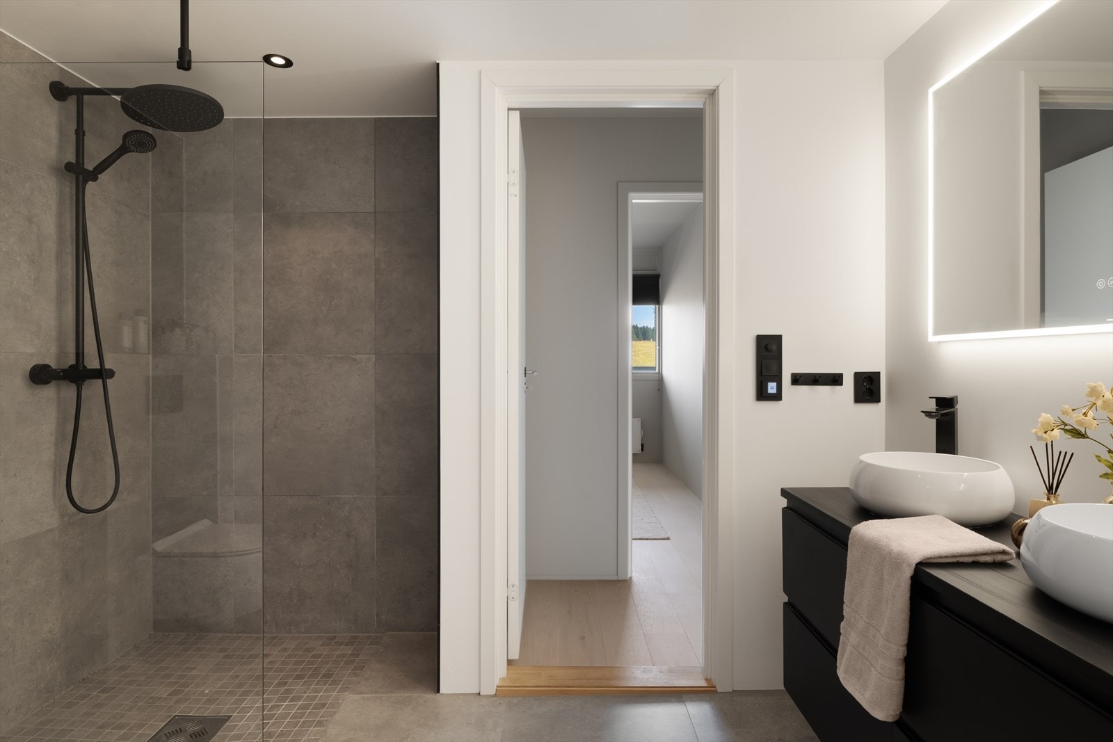 Dusjnisje med fossefallsdusj, vegghengt WC og dobbel vask Galleribilde