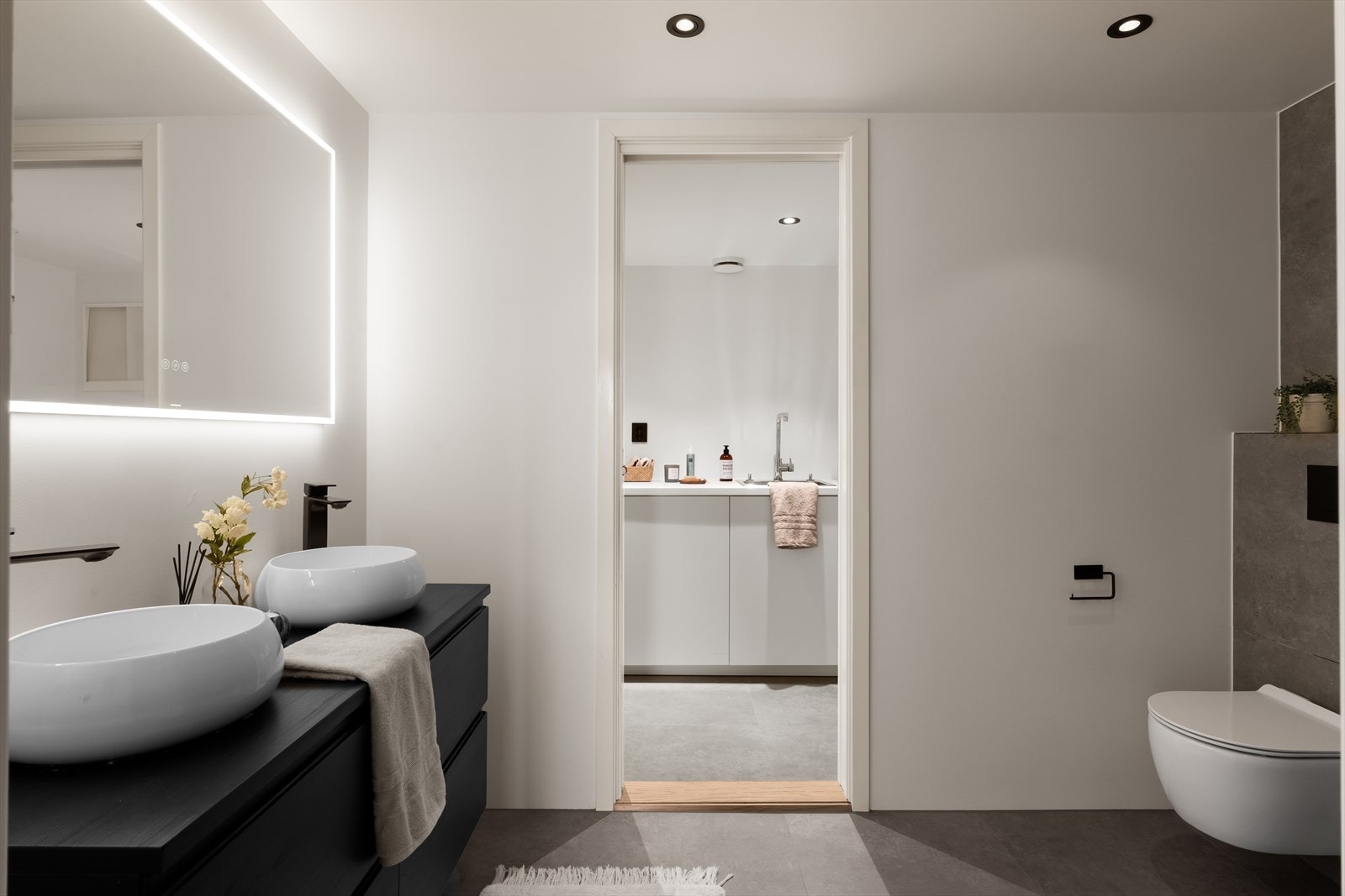 Lekkert bad med fliser på gulv og i dusjsone Galleribilde