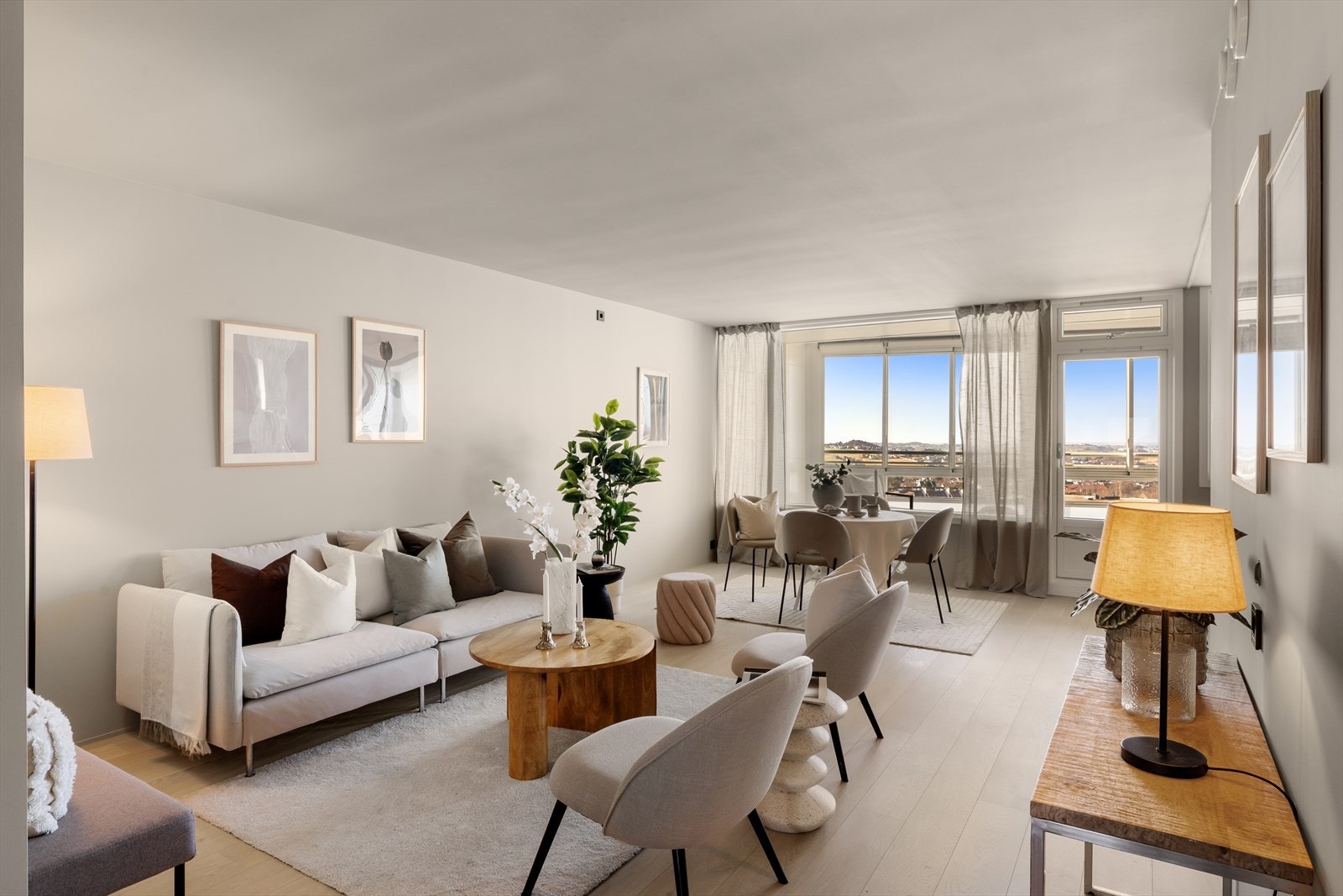 Lysmalte flater med listefrie overganger mellom vegg og tak Galleribilde