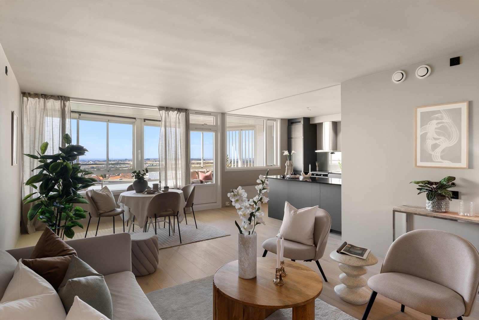 Stue og kjøkken i åpen løsning Galleribilde