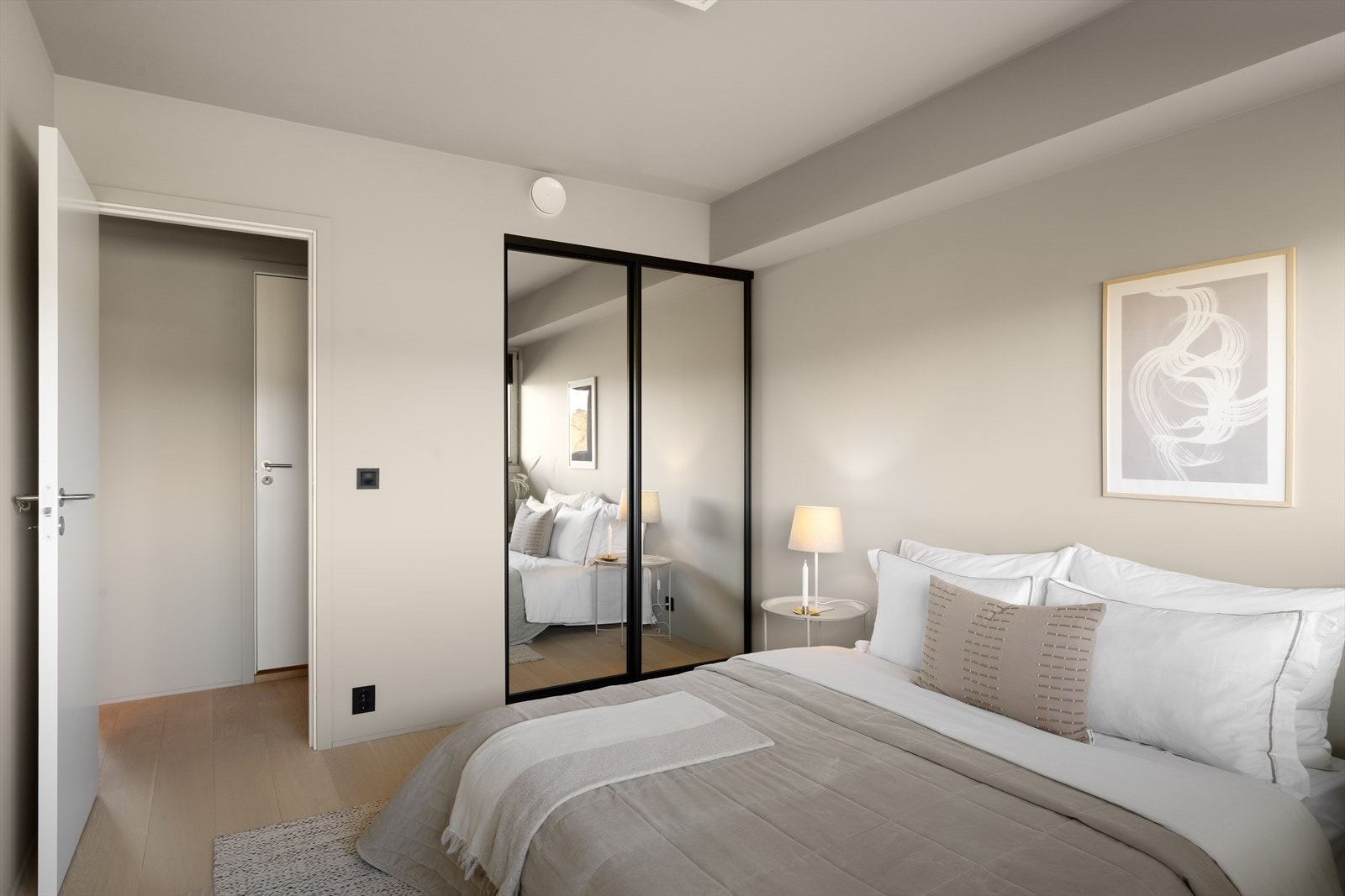 Skyvedørsgarderobe på hovedsoverommet Galleribilde