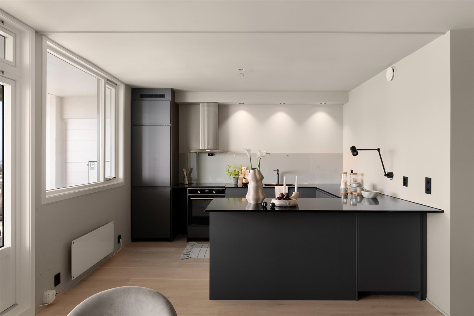 Moderne kjøkken med god skap- og benkeplass Galleribilde