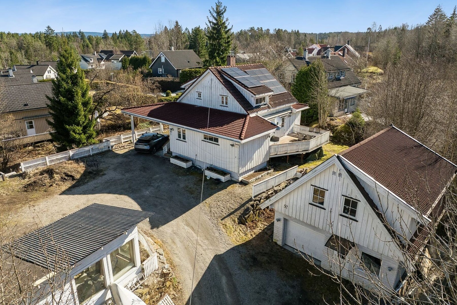 Stor, flott tomt som er flat og skrånende, opparbeidet med gressplen og veranda. Galleribilde