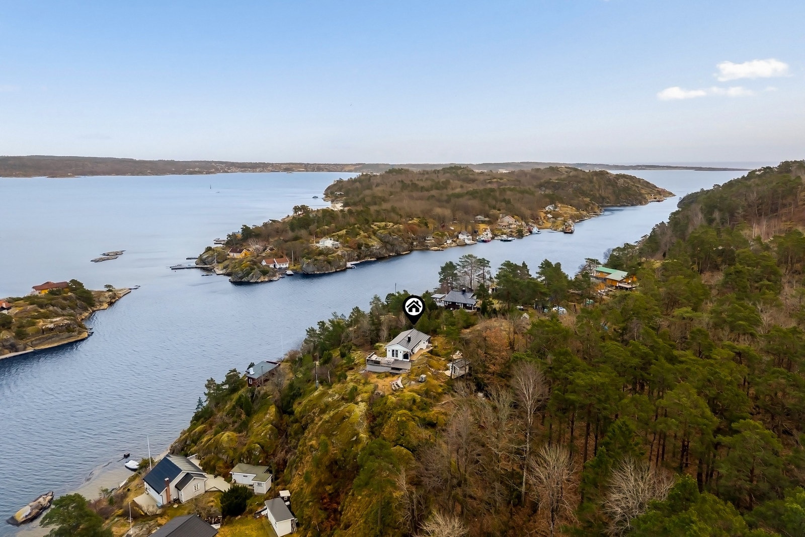 Helgeroa ligger rett på andre siden av fjorden. Galleribilde