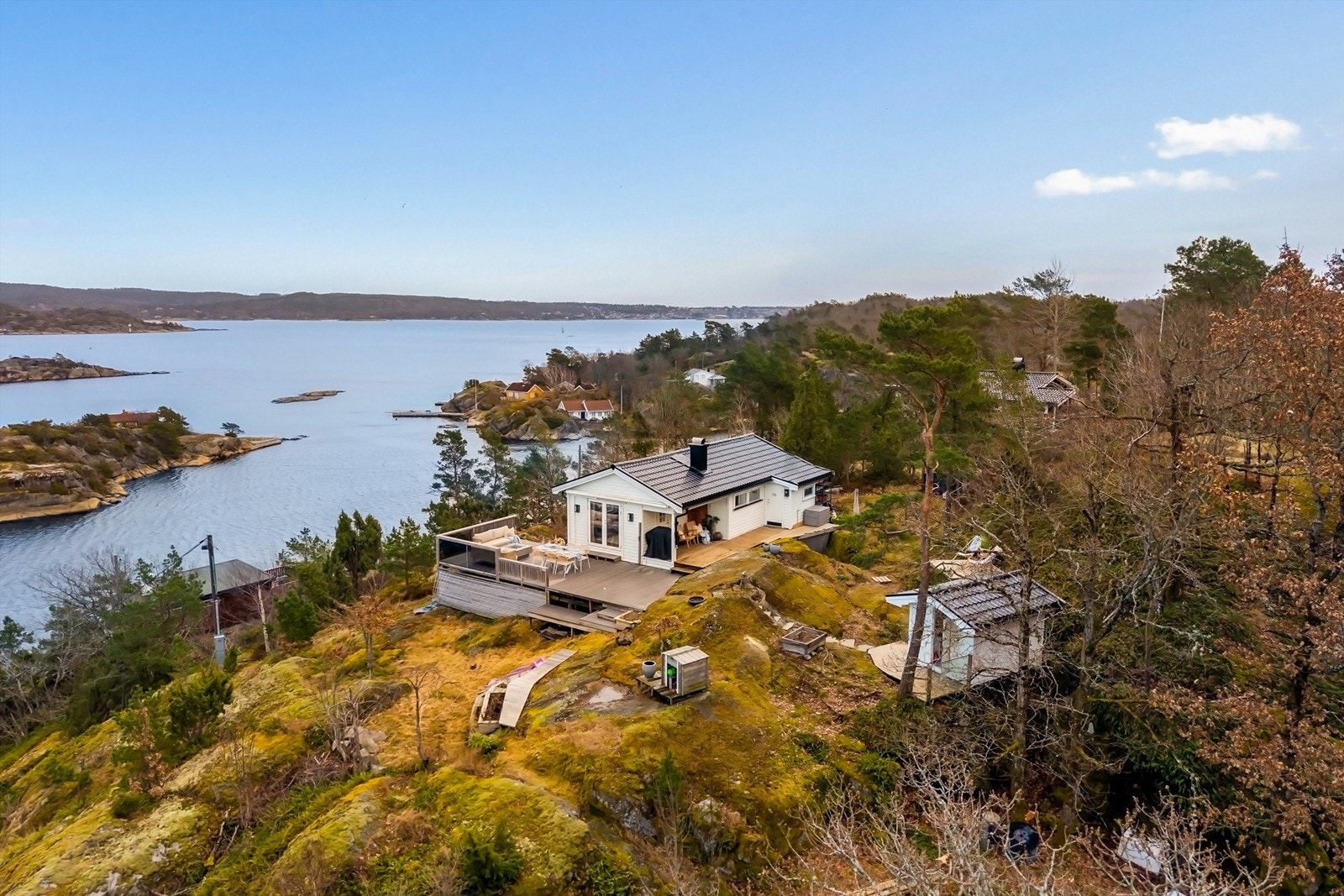 Usjenert og flott beliggenhet med kort avstand til sjøen med fine svaberg, sandstrender og båtplass. Galleribilde