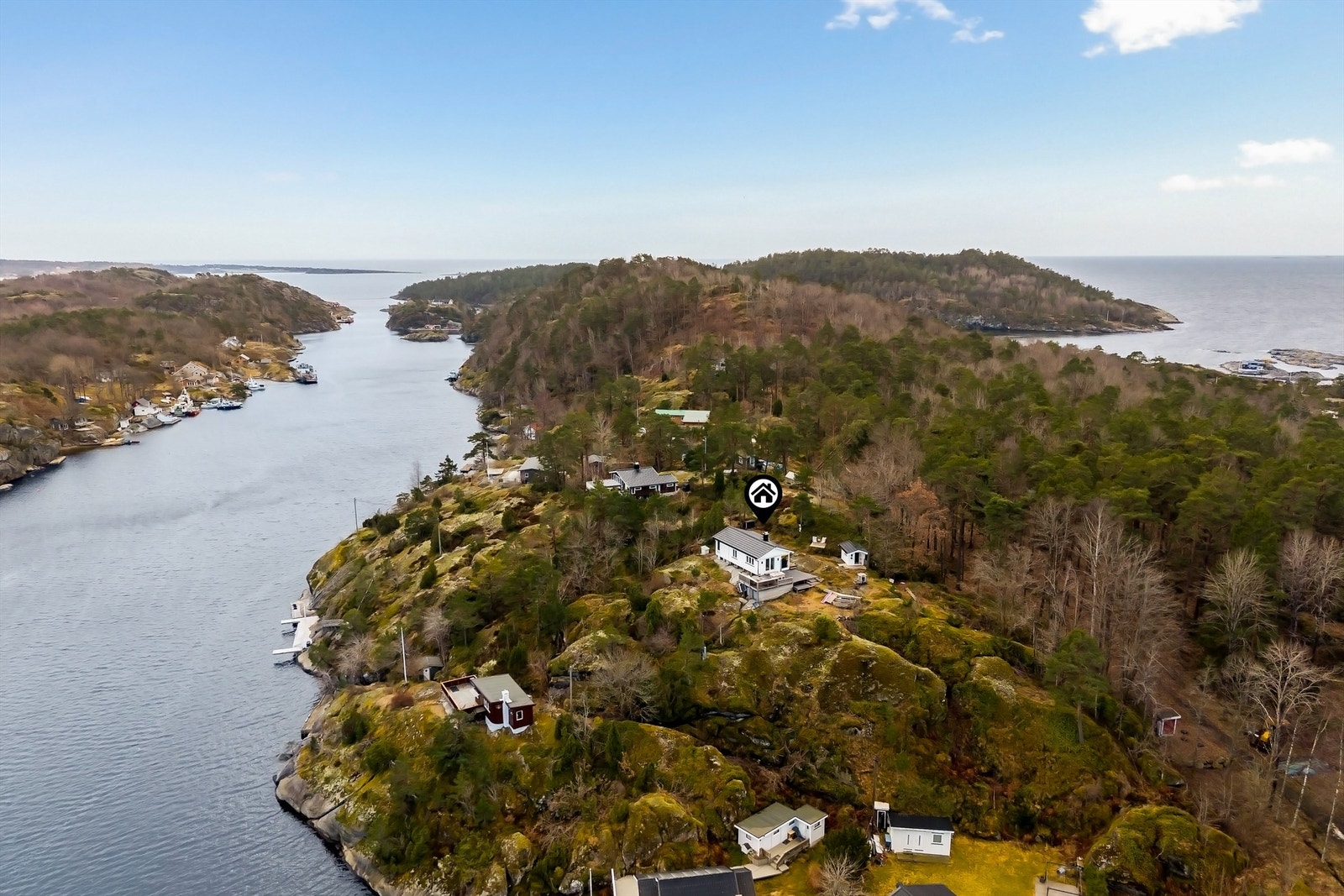 Store Arøya ligger ytterst i fjorden mot Skagerak. Hytta har en usjenert, solrik og skjermet plassering. Galleribilde