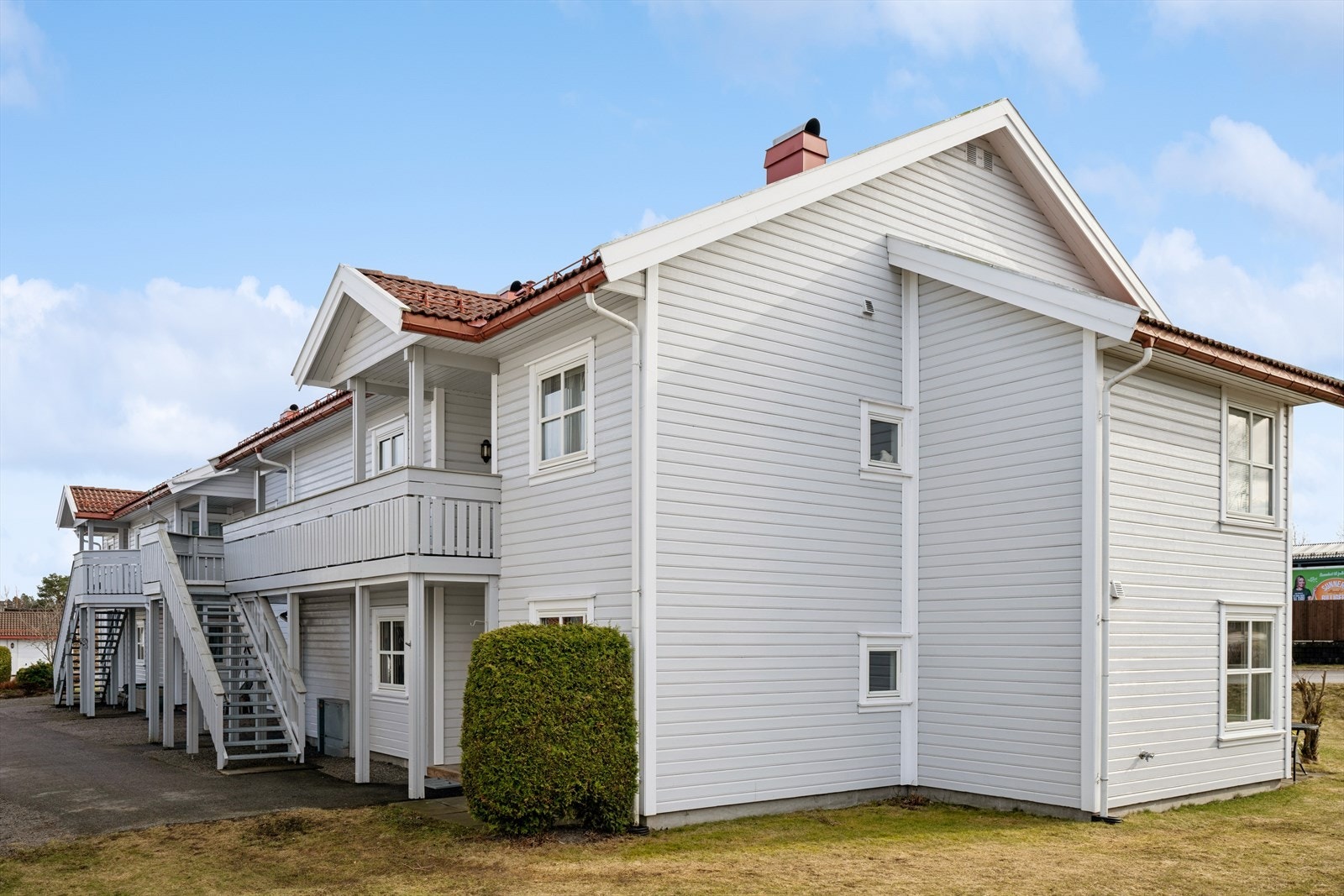 Borettslaget har fine fellesområder opparbeidet med plen og beplantning. Galleribilde