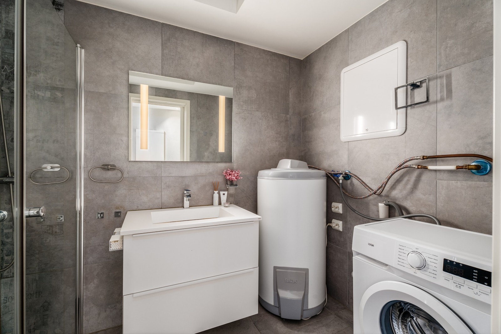 I bygget er det felles vaskekjeller, men her er du så heldig at det er opplegg for egen vaskemaskin på badet. Galleribilde