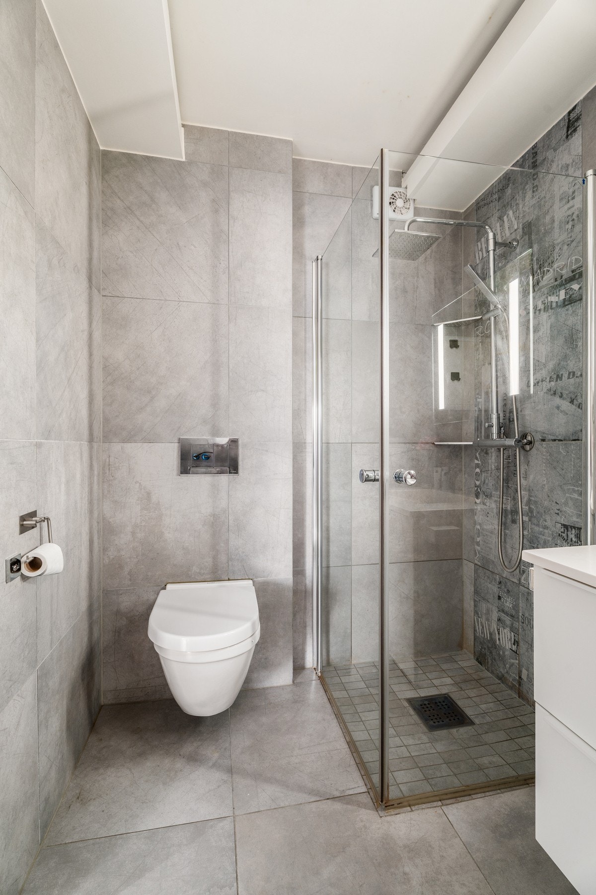 Badet ble oppusset i 2015 med varmekabler og moderne utførelse. Galleribilde