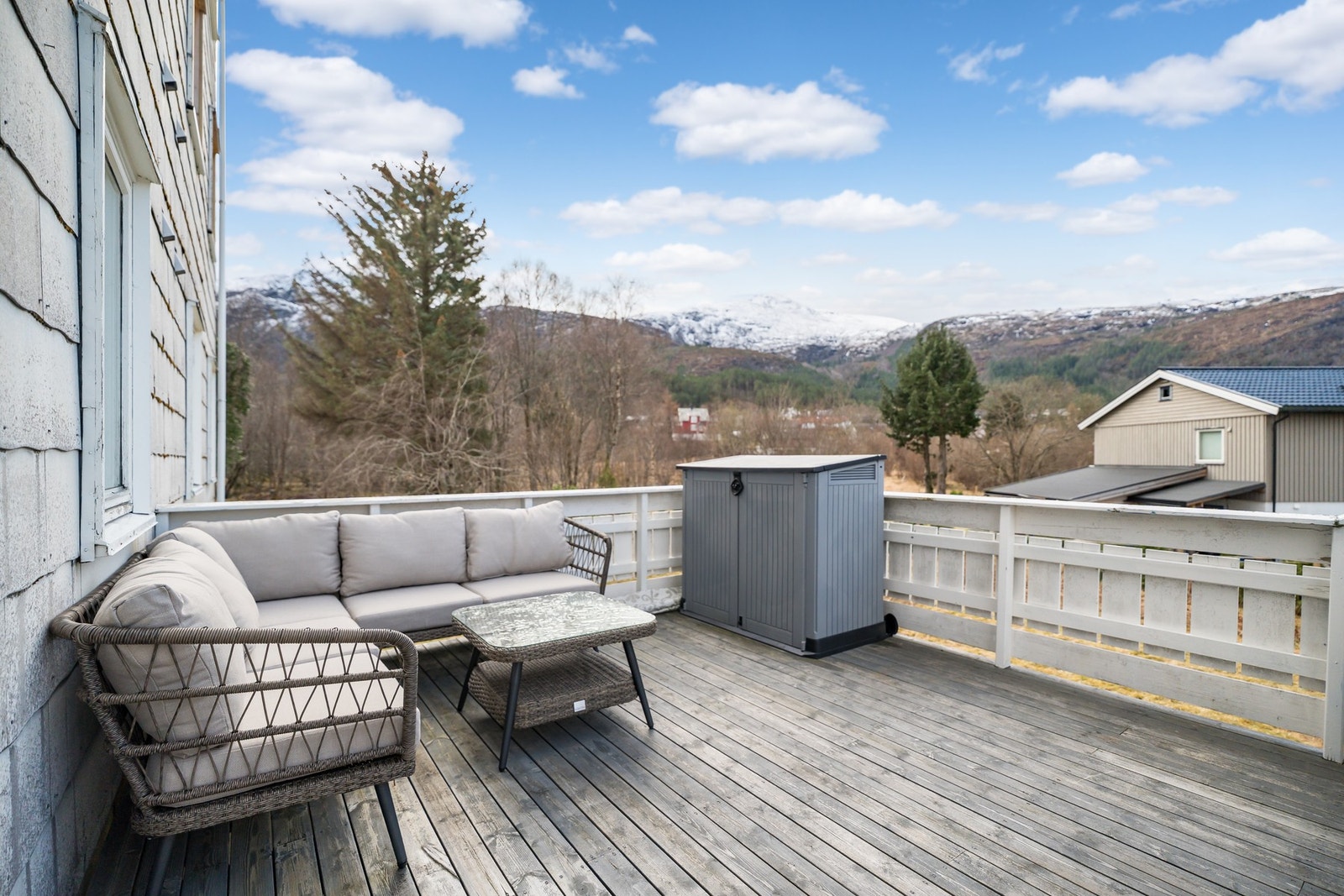 Leiligheten har en egen, romslig terrasse på ca. 18 kvm med god plass til diverse utemøbler. Terrassen er ikke søkt om og godkjent hos kommunen. Galleribilde