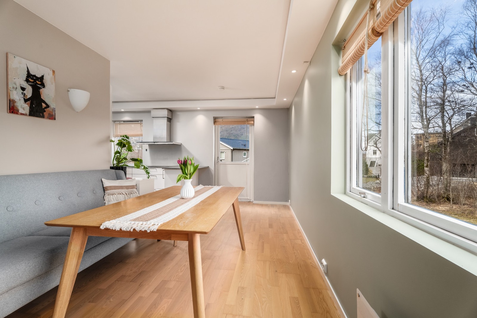 Fra spisestuen og kjøkkenet har du utgang til egen terrasse. Galleribilde