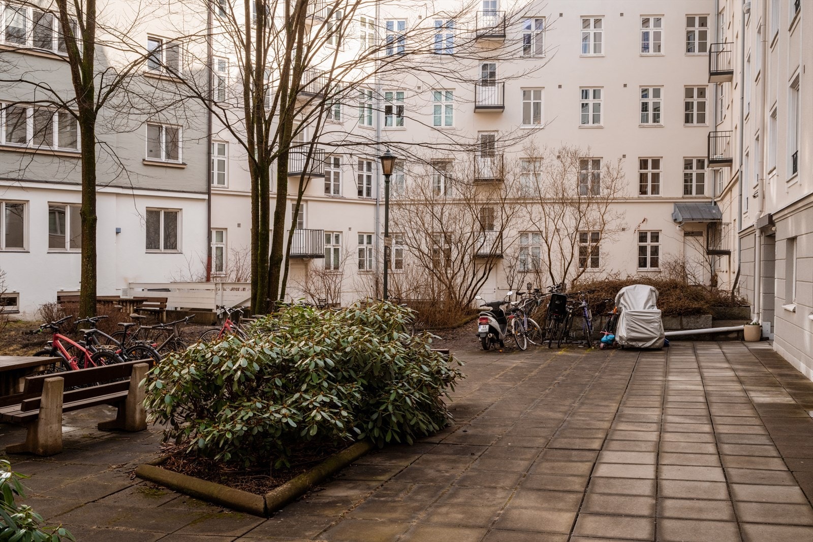 Bakgård med sittegrupper, sykkelparkering og grøntareal Galleribilde