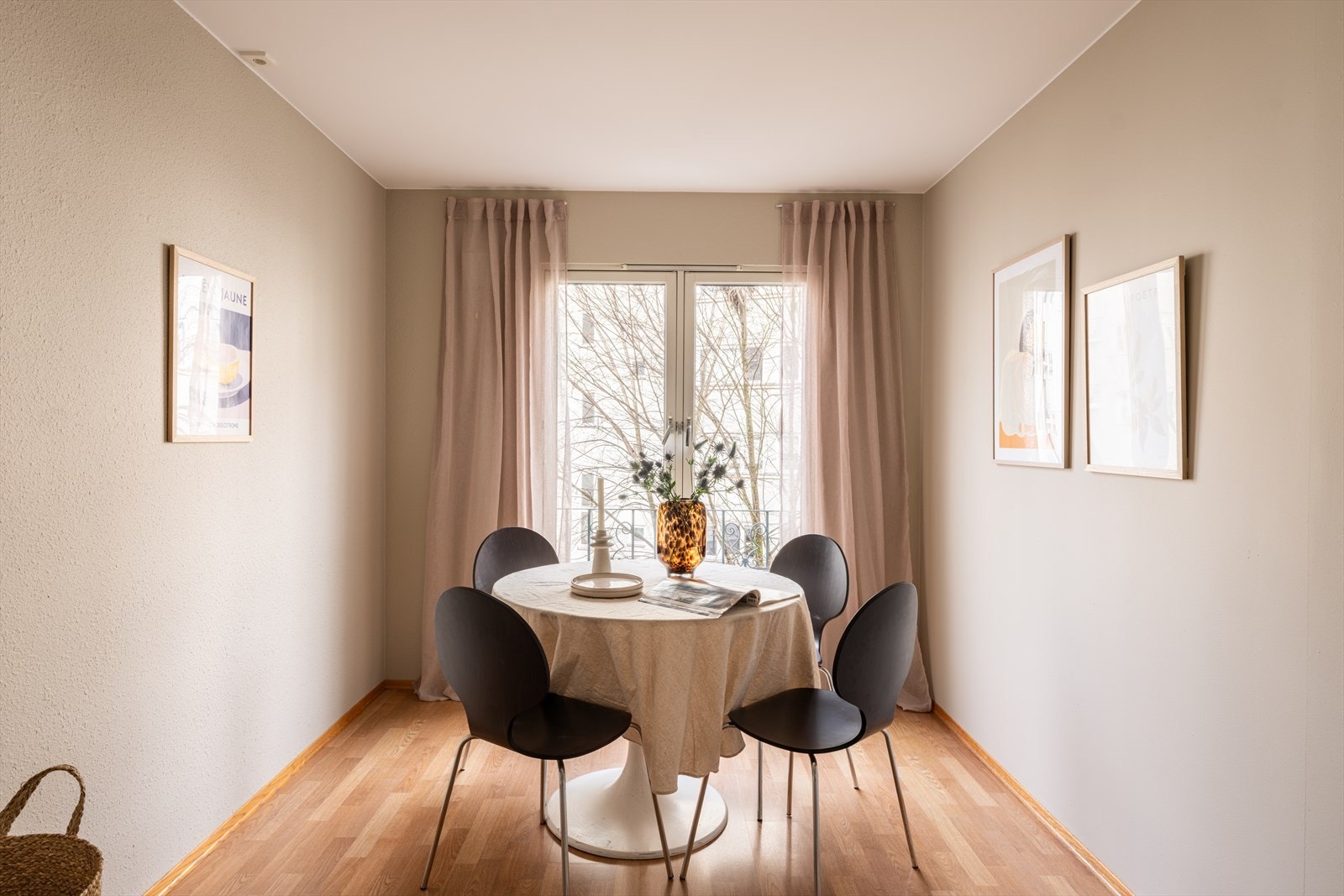 På kjøkkenet er det god plass til spisebord - perfekt for sosiale sammenkomster Galleribilde