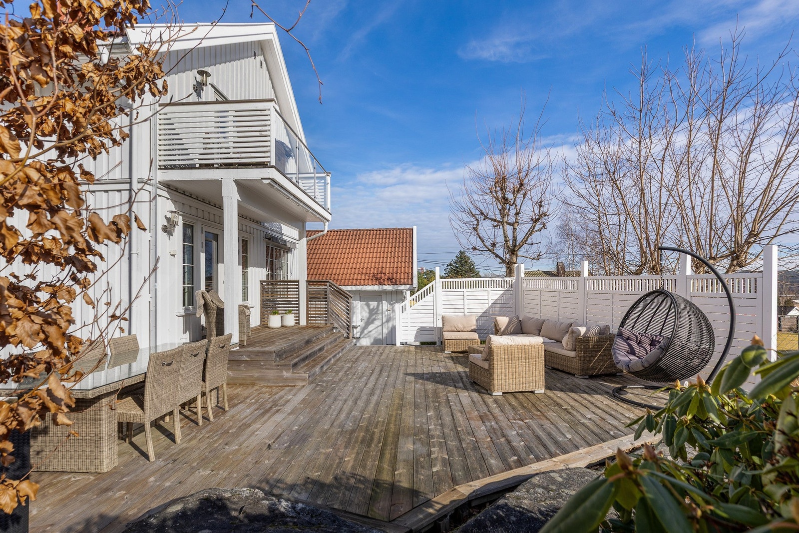 Solrike uteplasser og barnevennlig tomt Galleribilde