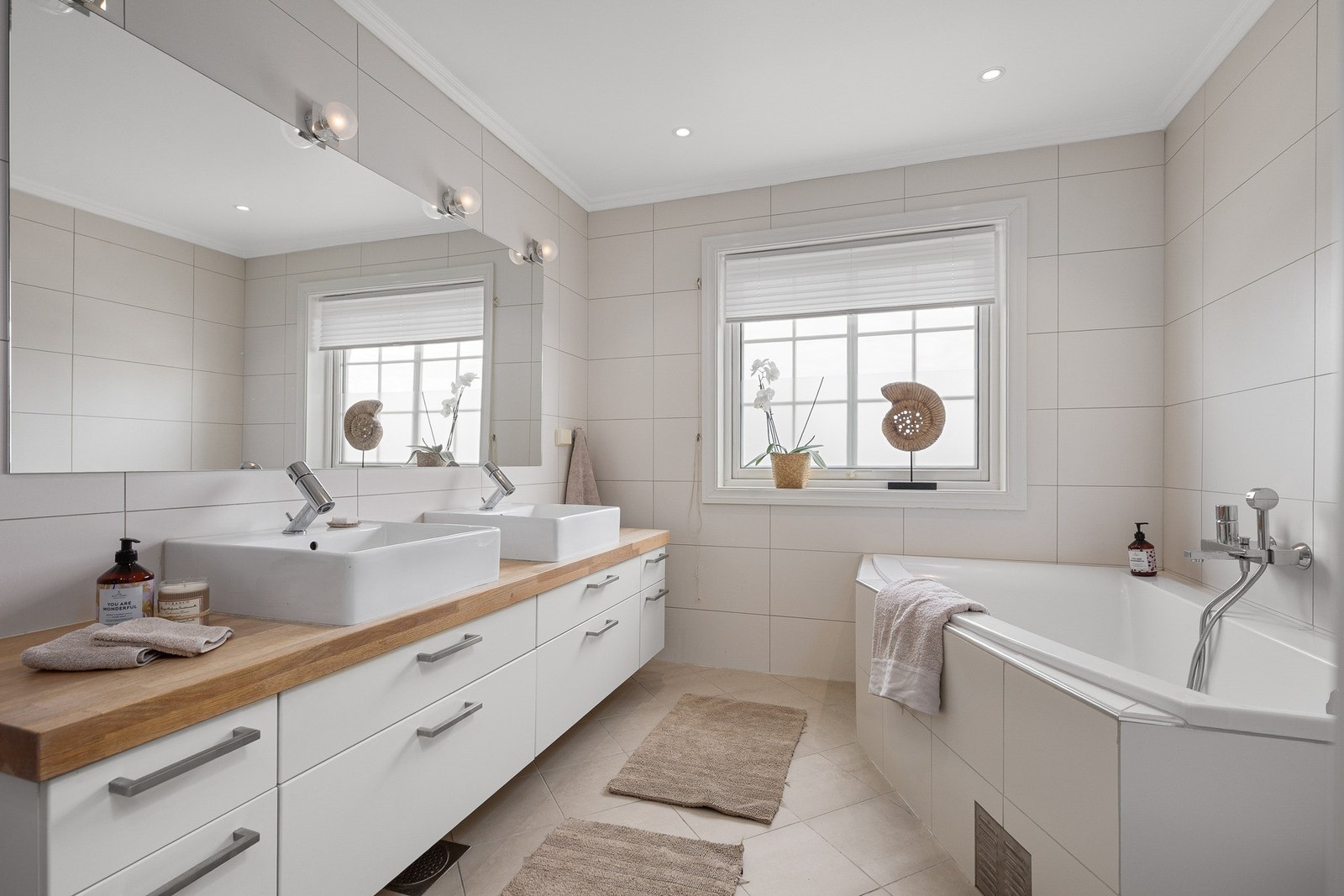 Pent bad m/dusj og badekar, dobbel servant Galleribilde