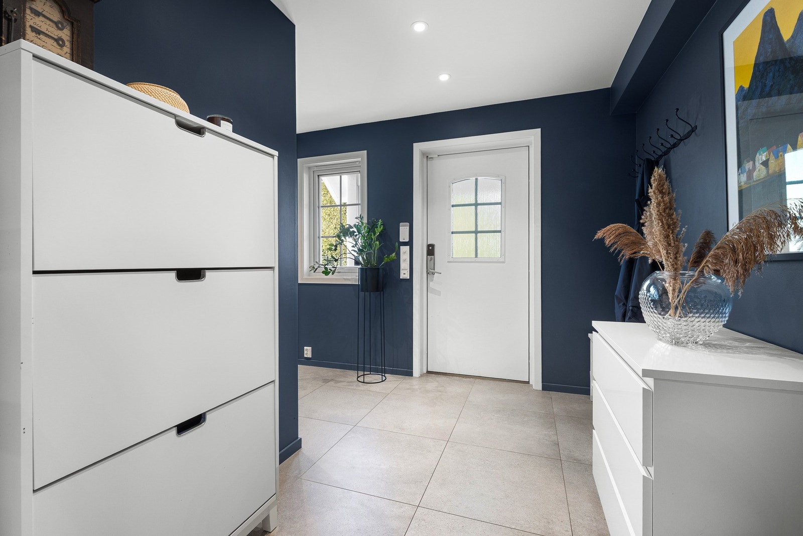 Stor entré med god garderobeplass Galleribilde