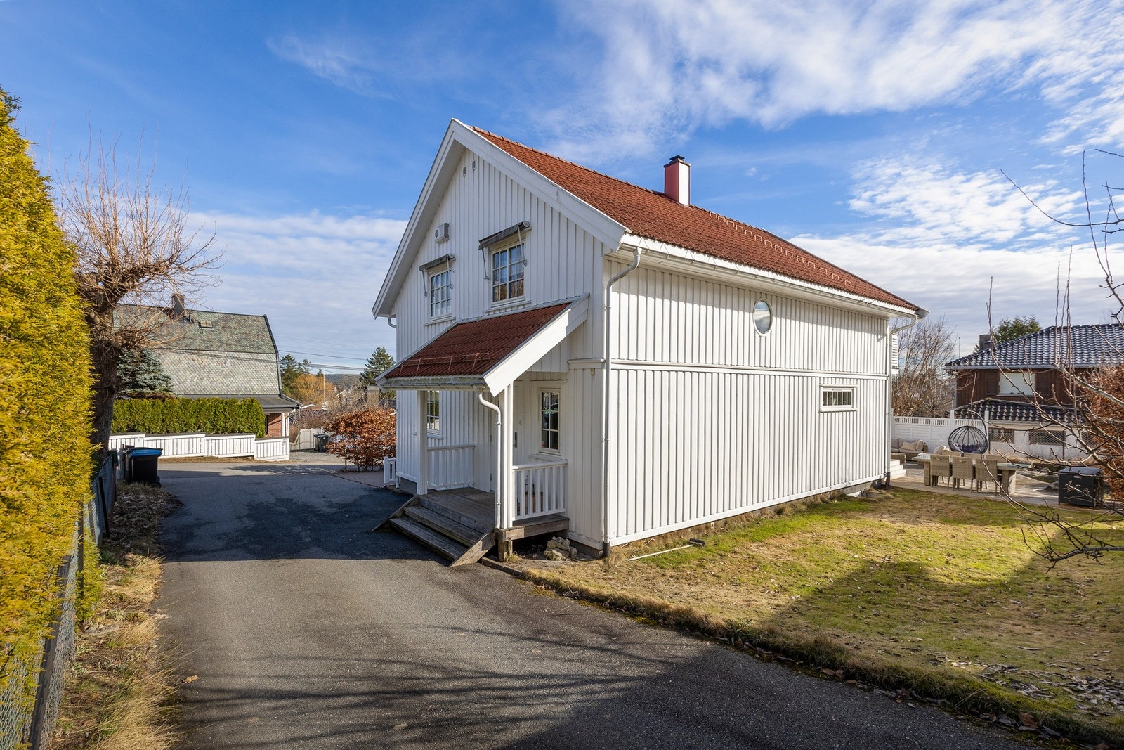 Gressplen på vestsiden av huset med adkomst fra terrasse Galleribilde