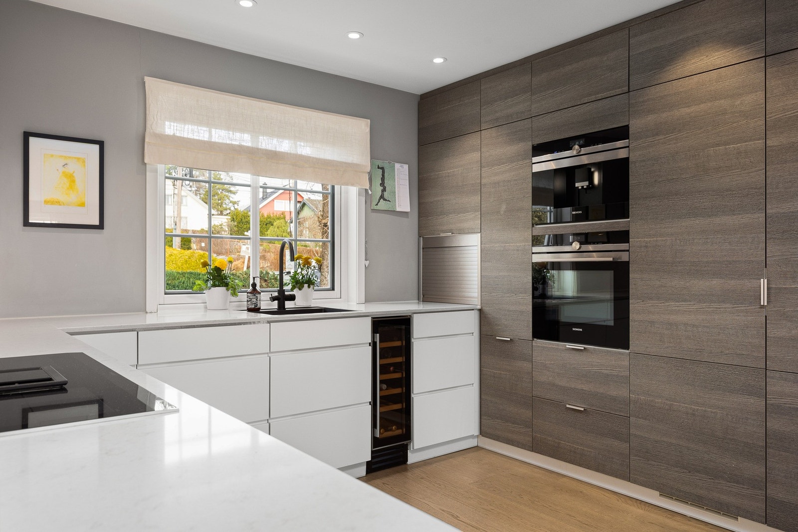 Integrerte hvitevarer, bl.a. kaffemaskin og vinskap Galleribilde