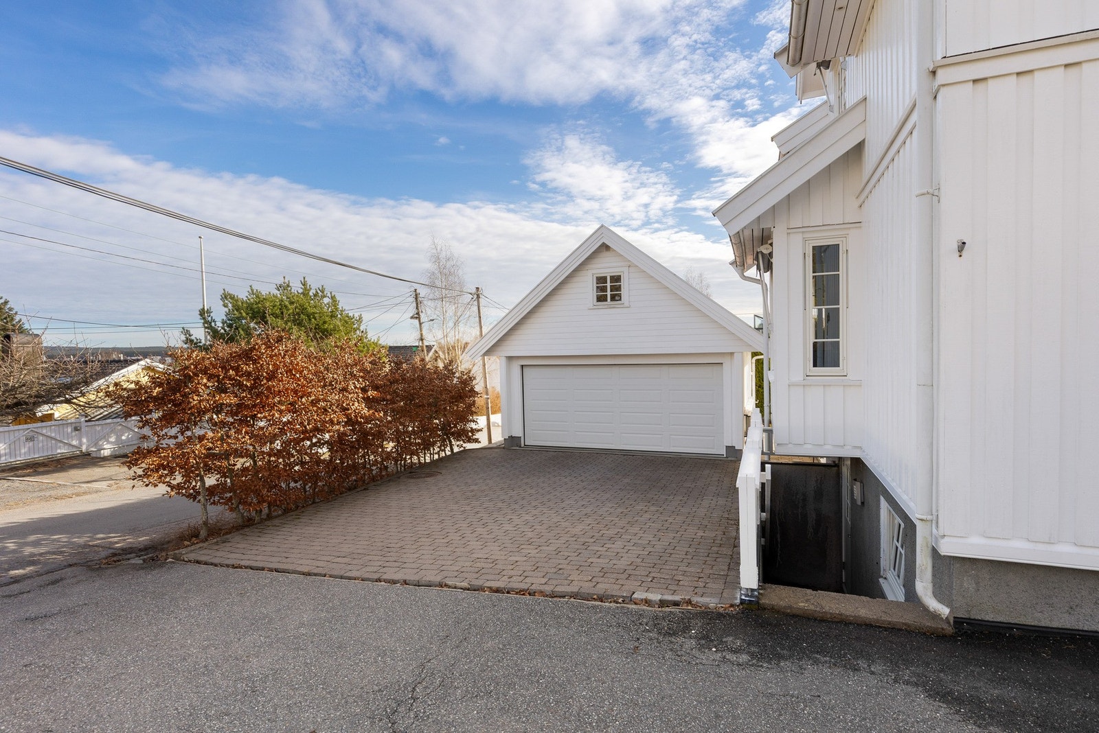 På tomten er det oppført dobbeltgarasje med elbillader. Velkommen! Galleribilde