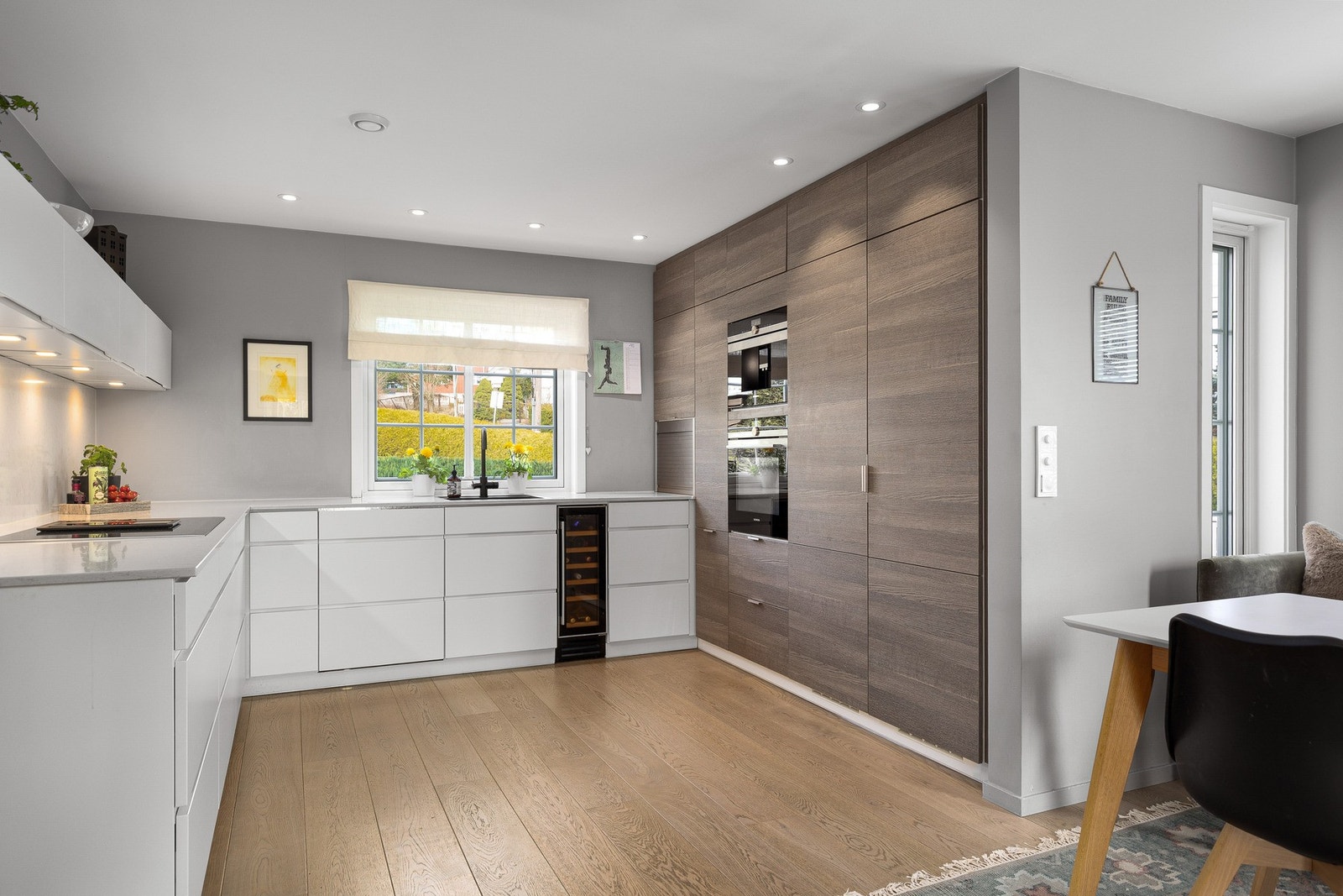 Kjøkken fra KVIK med kompositt benkeplate og integrerte hvitevarer fra Siemens Galleribilde