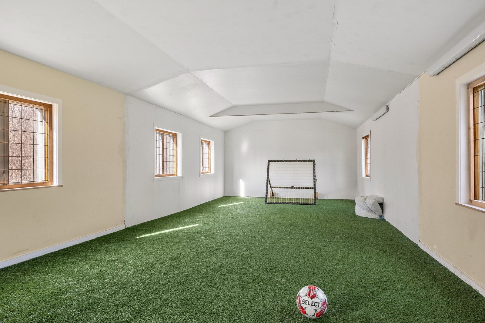 Anneks som er innredet som fotballhus med kunstgress - perfekt for barn og ungdom. Galleribilde